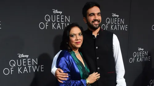 زهران ممداني، المرشح لرئاسة بلدية نيويورك، يقف مع والدته ميرا ناير، المخرجة المعروفة، في حدث متعلق بفيلم "ملكة كاتوي".