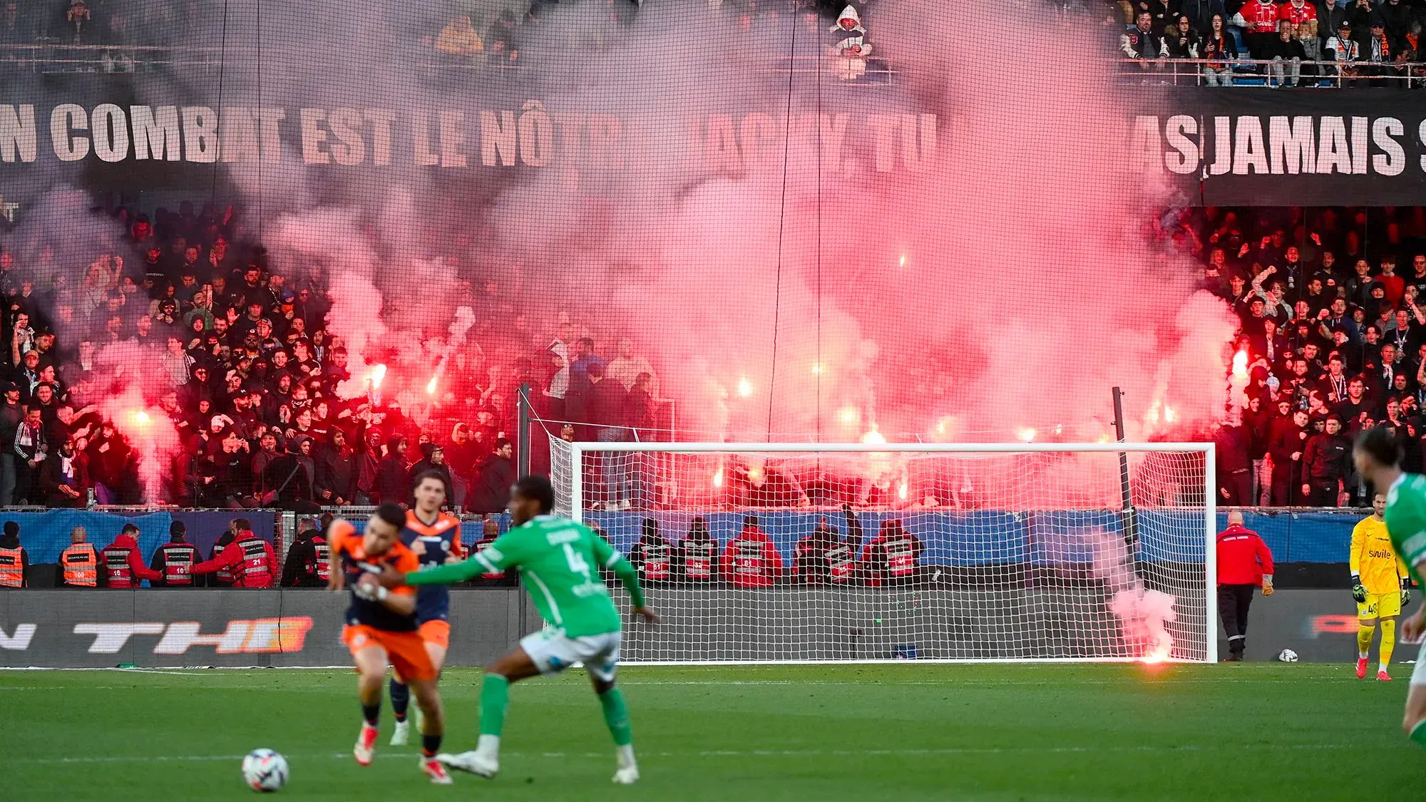 مباراة مونبلييه ضد سانت إتيان تتوقف بسبب دخان الشعلات النارية من المدرجات، مما أدى إلى نشوب حريق صغير.