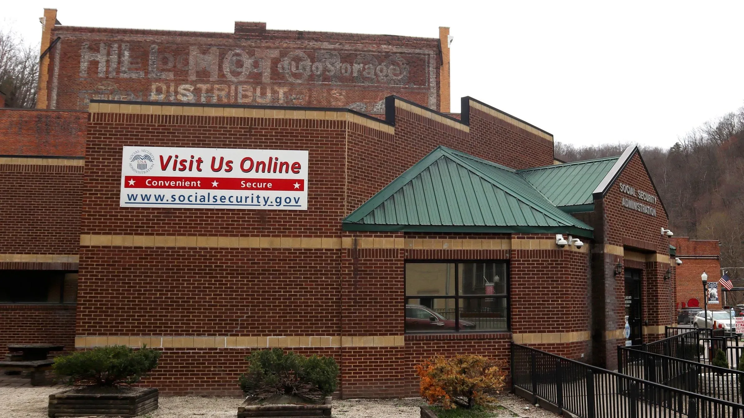 مبنى إدارة الضمان الاجتماعي مع لافتة تشير إلى زيارة الموقع الإلكتروني، يعكس التحديات التكنولوجية والهيكلية التي تواجه الوكالة.