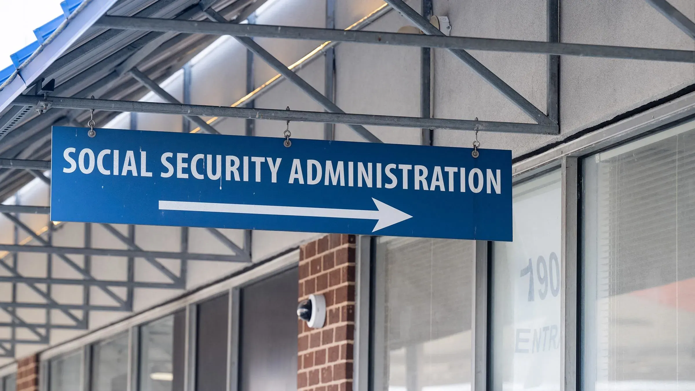 لافتة تشير إلى إدارة الضمان الاجتماعي، توضح الاتجاه للدخول، في سياق التغييرات الجديدة لمكافحة الاحتيال.