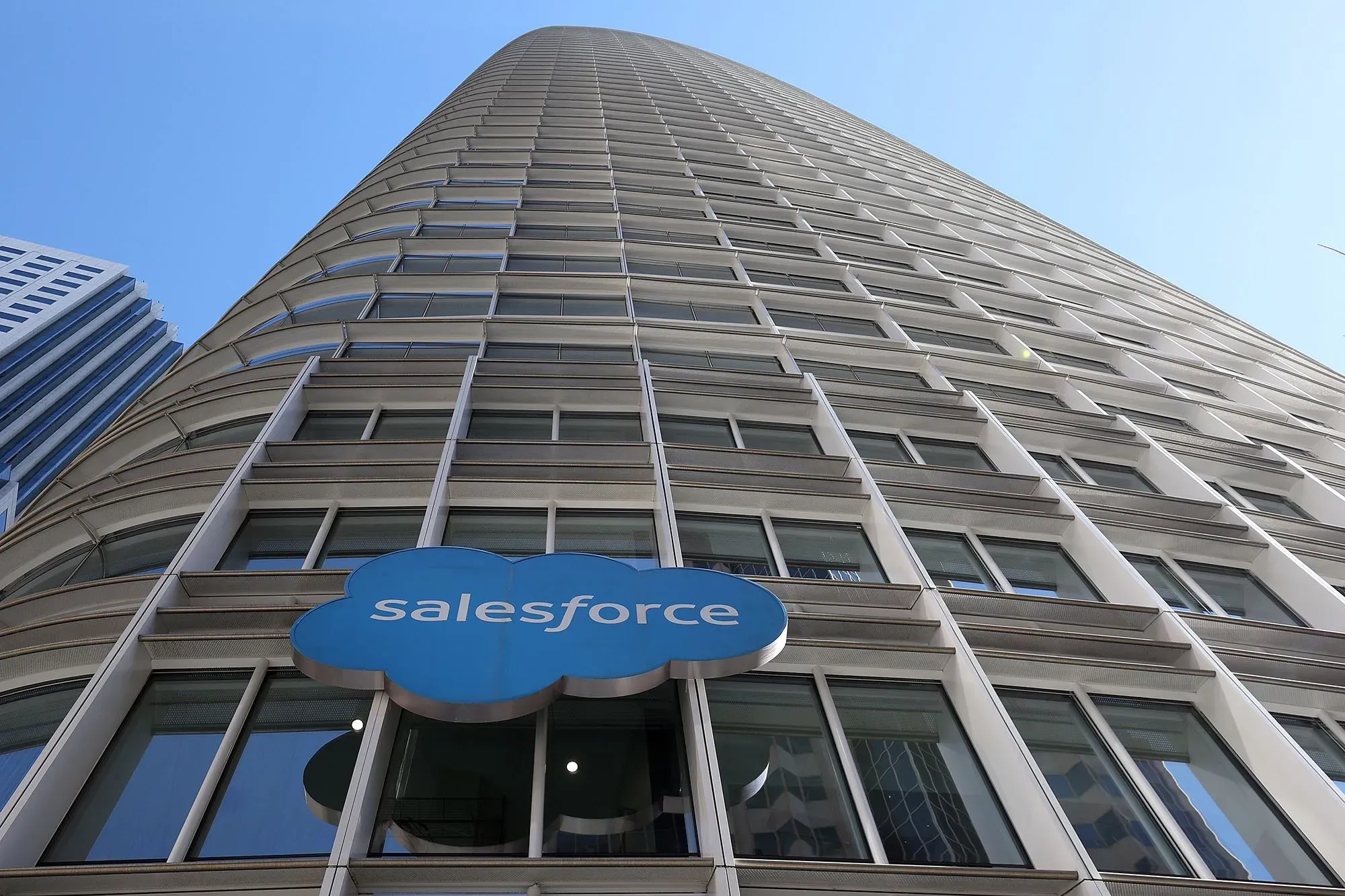 مبنى شركة Salesforce في سان فرانسيسكو، يبرز التحديات التي تواجهها شركات البرمجيات بسبب تأثير الذكاء الاصطناعي على السوق.