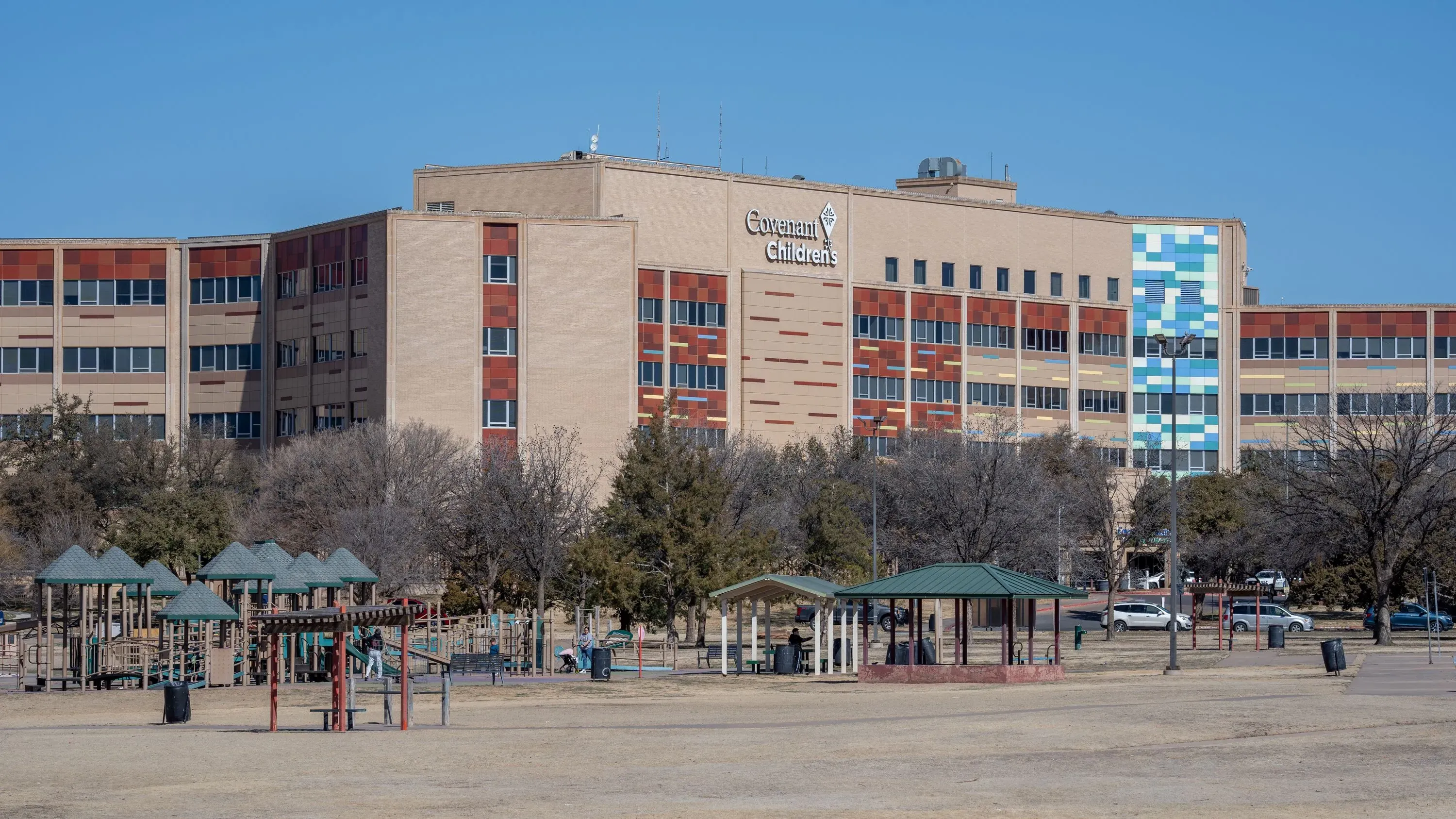 مستشفى كوفنانت للأطفال في لوبوك، تكساس، حيث يعالج الأطفال المصابون بالحساسية والتسمم الناتج عن فيتامين أ.