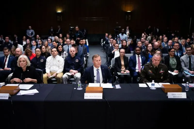 جلسة استماع لمجلس الشيوخ حول حوادث الطيران في مطار رونالد ريغان، مع حضور مسؤولين وممثلين عن إدارة الطيران الفيدرالية.