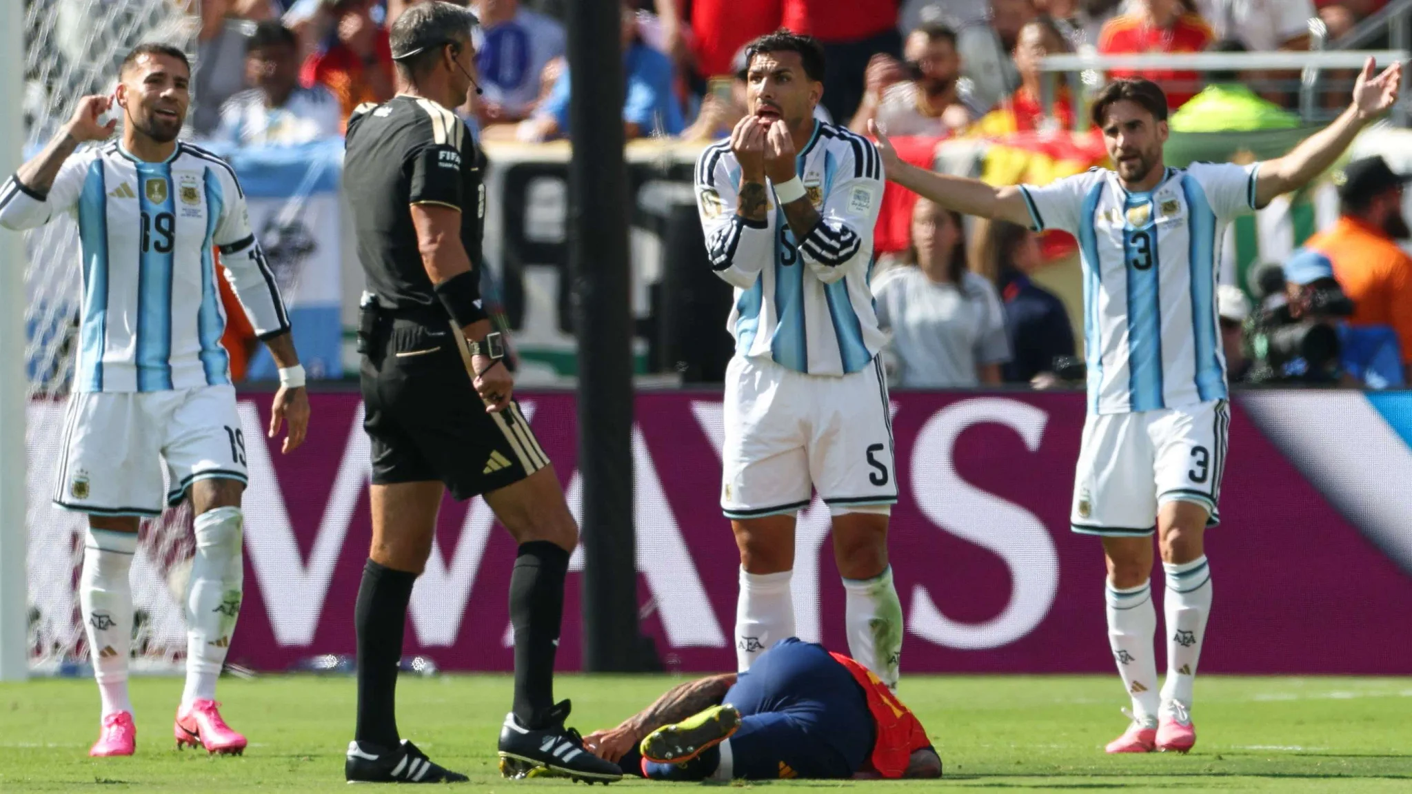 لاعبو الأرجنتين يحتجون على حكم المباراة بعد طرد إنزو فرنانديز في نهائي كأس العالم ضد إسبانيا، وسط أجواء توتر وصراع تكتيكي.