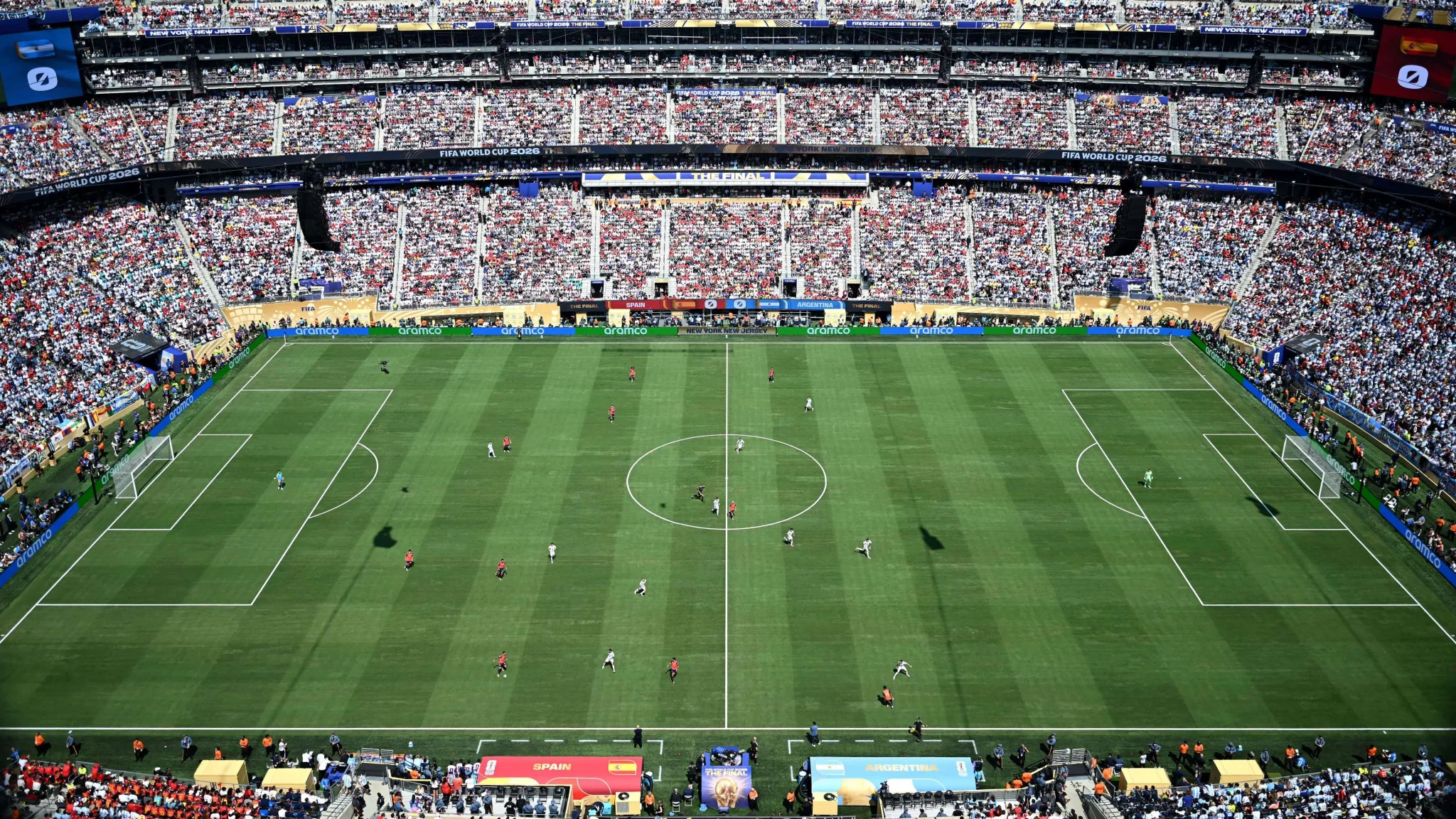 ملعب كرة قدم مزدحم في نهائي كأس العالم 2026 بين إسبانيا والأرجنتين، يظهر توزيع اللاعبين على أرضية الملعب وسط حضور جماهيري كثيف.