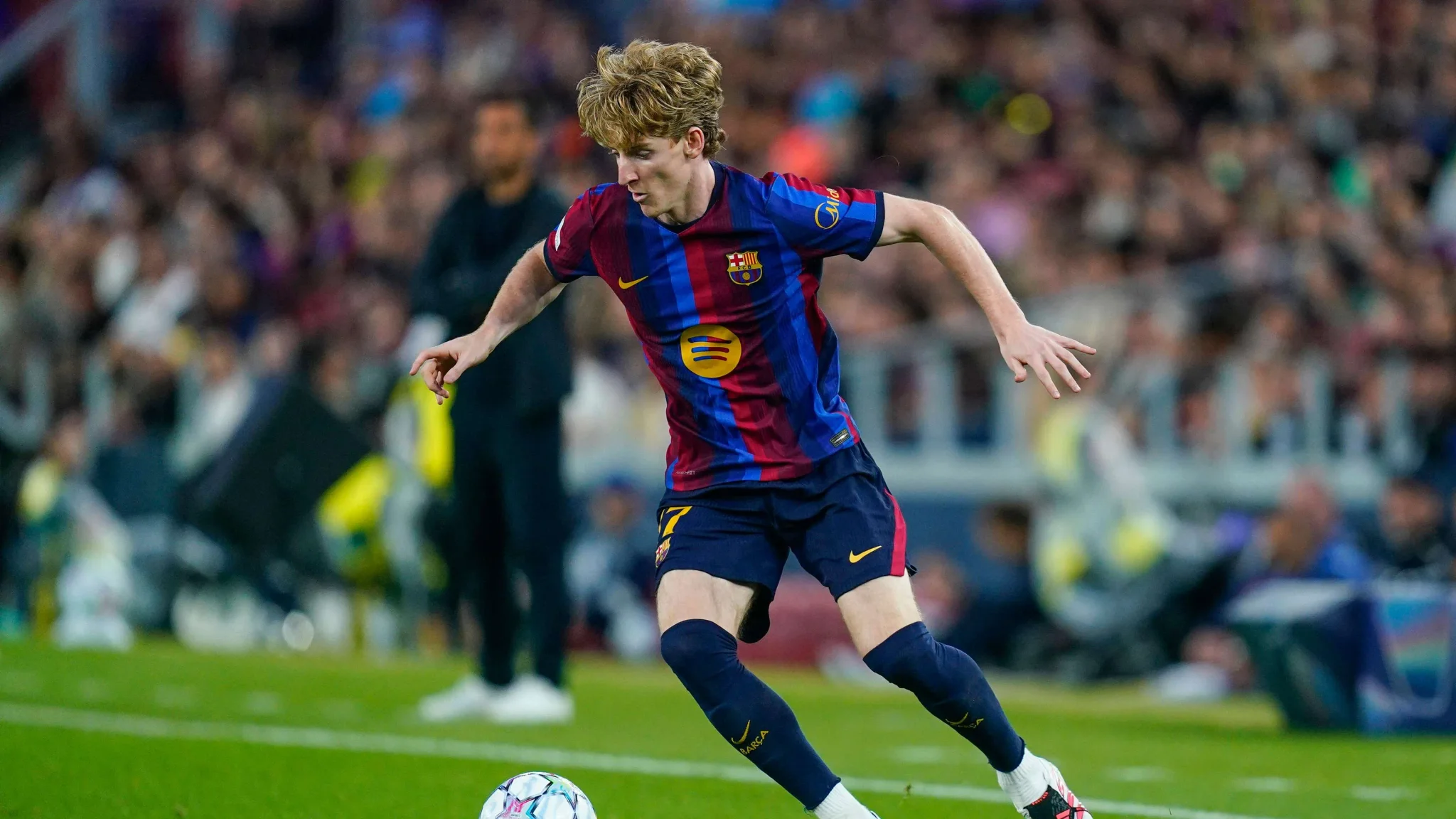 لاعب برشلونة الشاب ألكسندر جوردون يسيطر على الكرة في مباراة رسمية، مع حضور جماهيري في الخلفية يعكس حماس الفريق.
