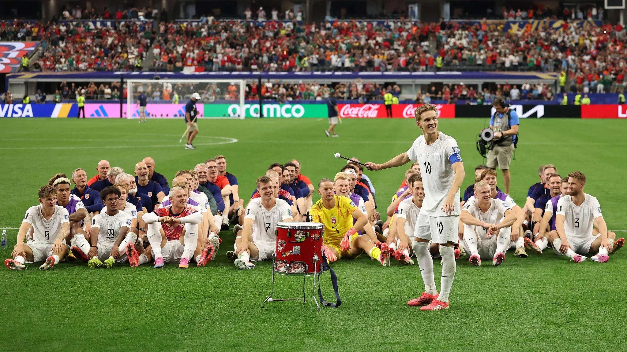مارتن أوديغارد قائد منتخب النرويج يحتفل مع الفريق بعد التأهل في كأس العالم 2026 على ملعب نيويورك نيو جيرسي.