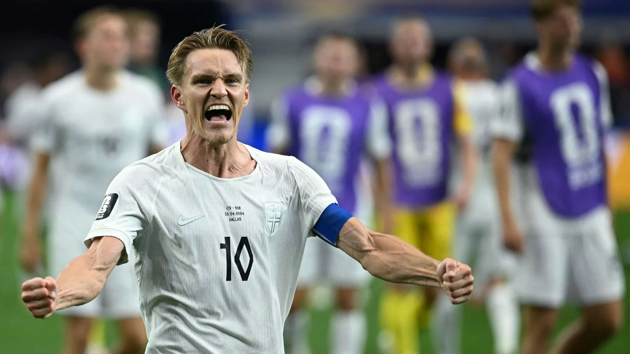 مارتن أوديغارد قائد منتخب النرويج ولاعب أرسنال يحتفل بحماس خلال مباراة في كأس العالم 2026.