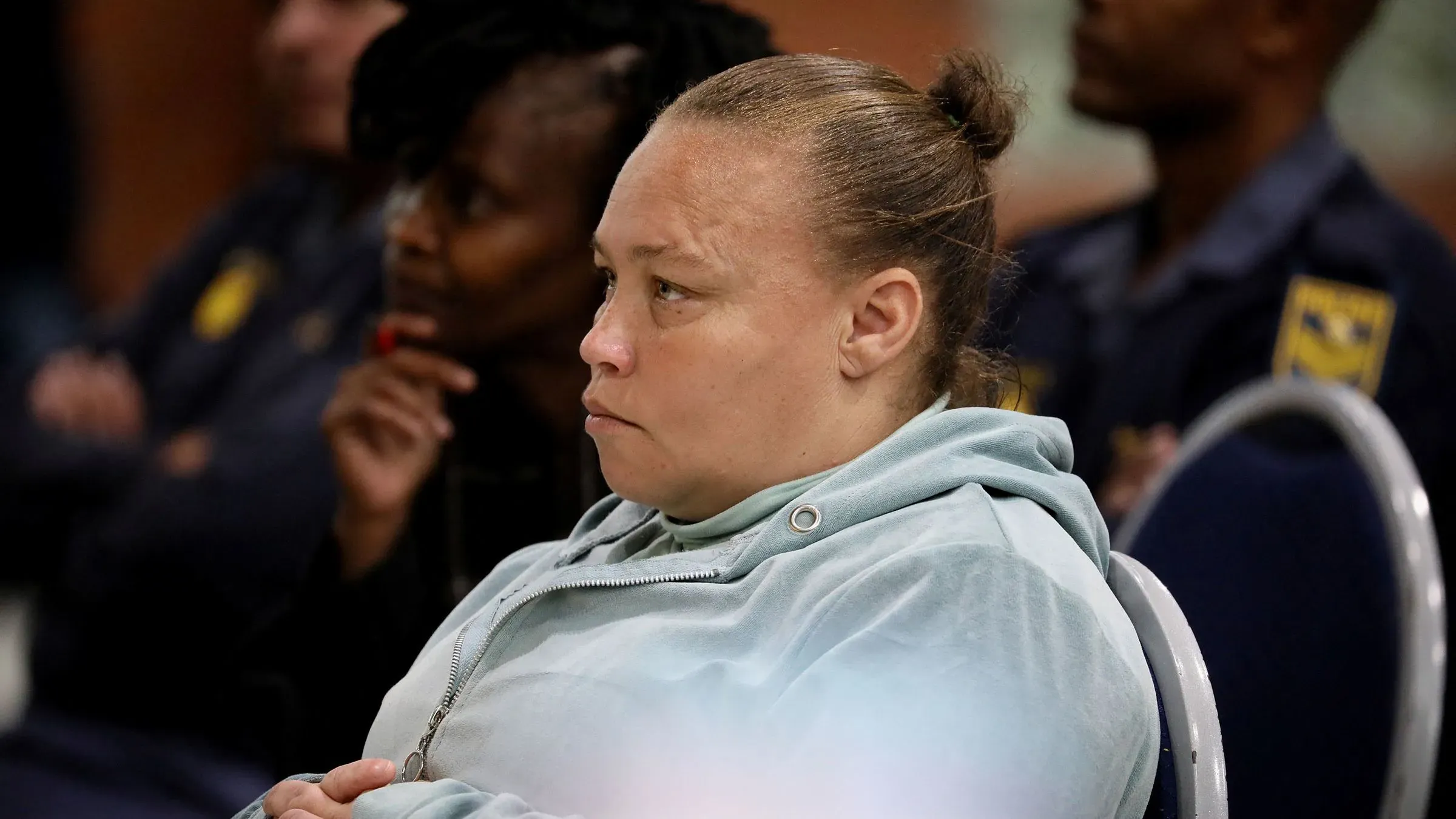 كيلي سميث، الأم المدانة في قضية الاتجار بابنتها، تظهر أثناء المحاكمة، حيث حُكم عليها بالسجن مدى الحياة بتهمة الاختطاف.