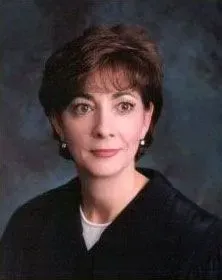 صورة تظهر ألسنة اللهب تلتهم منزل القاضية ديان غودشتاين في ساوث كارولينا، حيث استجاب رجال الإطفاء للحريق الذي يخضع للتحقيق.