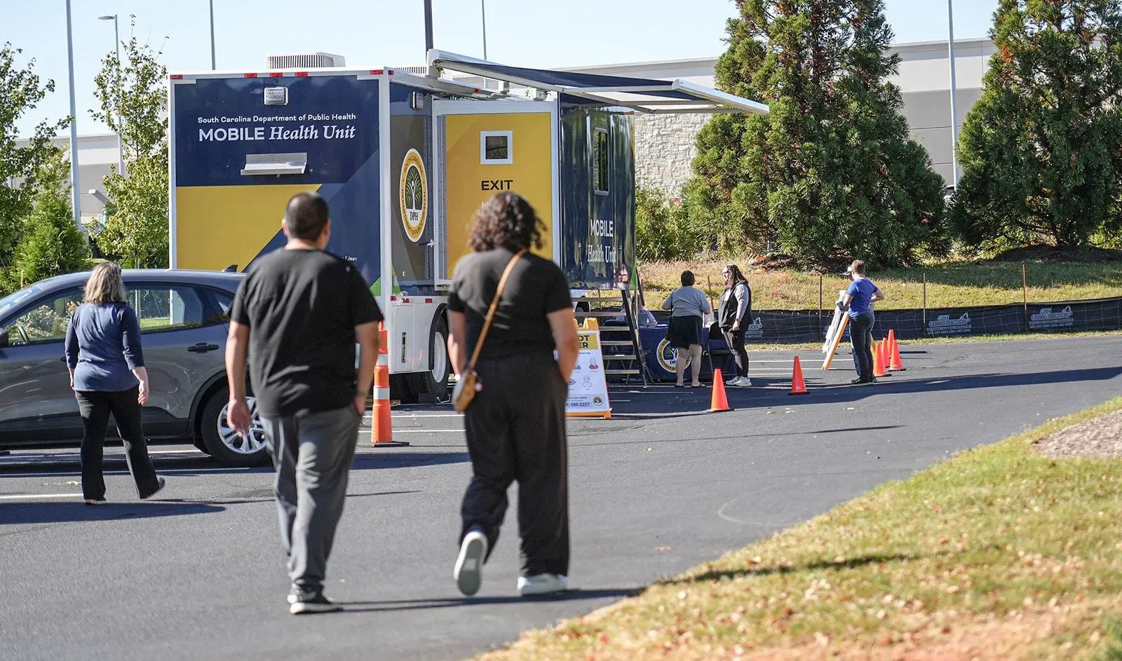 وحدة صحية متنقلة تابعة لإدارة الصحة العامة في كارولينا الجنوبية تقدم لقاحات الحصبة، مع وجود عدد قليل من الزوار في موقف السيارات.