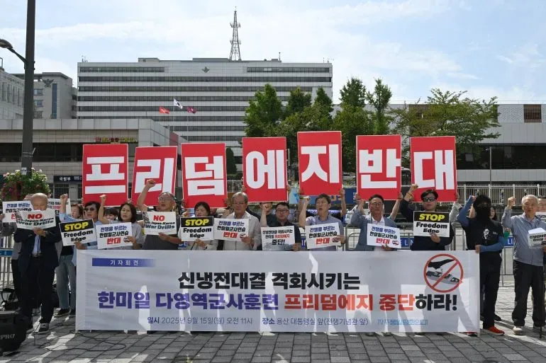 احتجاجات في سيول ضد مناورات "فريدوم إيدج" العسكرية، حيث يحمل المتظاهرون لافتات تدعو إلى وقف التدريبات العسكرية المشتركة.