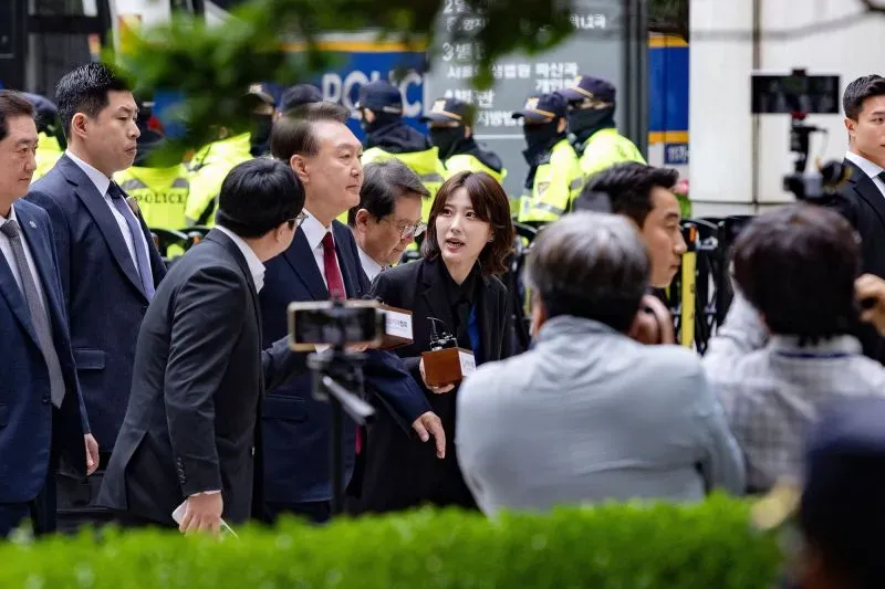 مراسم انتخابية في كوريا الجنوبية، حيث يتجمع المرشحون والمساعدون وسط حشود من الصحفيين والأمن، استعدادًا للانتخابات الرئاسية.