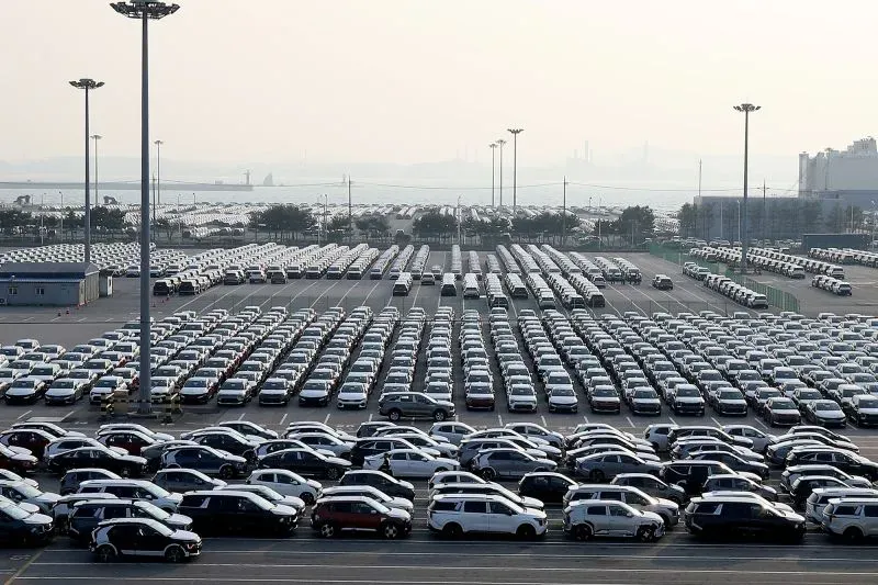 صورة لصفوف من السيارات البيضاء والسوداء المركونة في ساحة كبيرة، تعكس الوضع الاقتصادي في كوريا الجنوبية قبل الانتخابات الرئاسية.