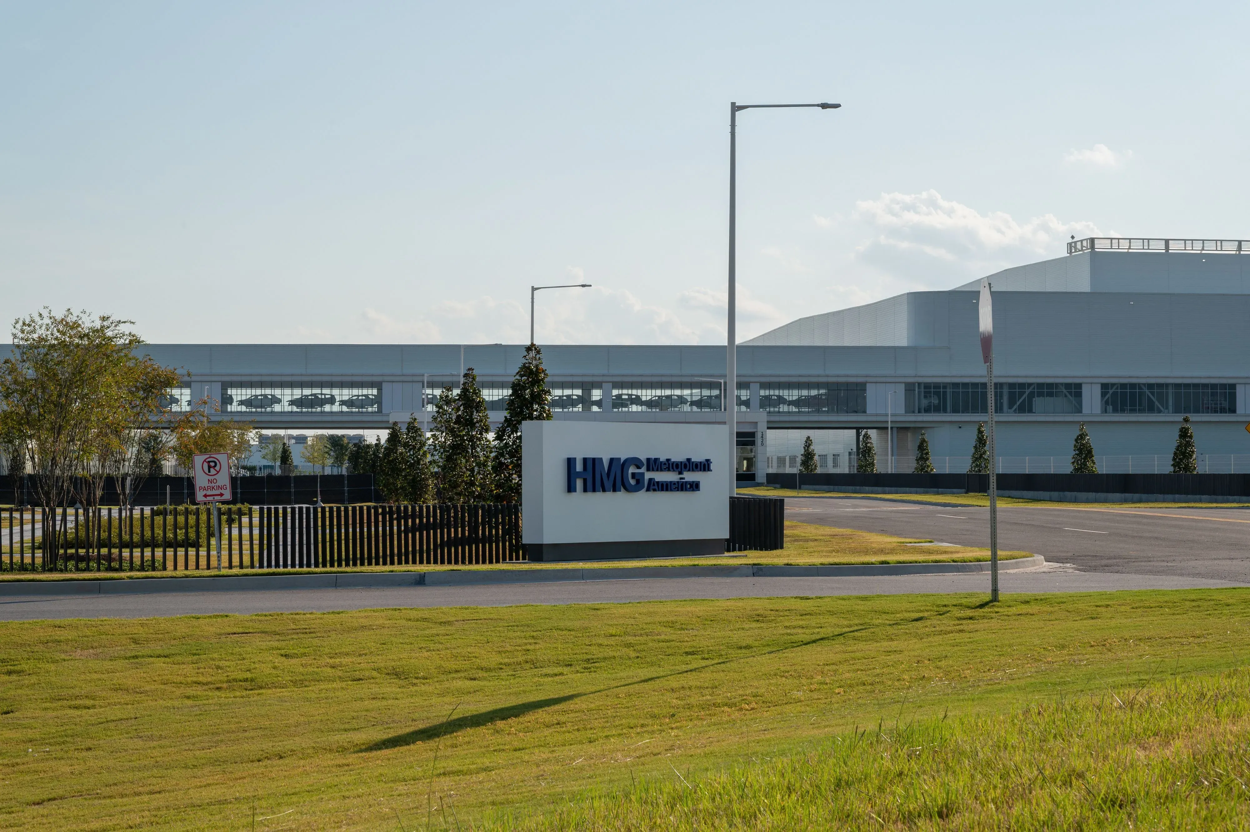 مدخل مصنع بطاريات هيونداي-إل جي في جورجيا، حيث تم تنفيذ مداهمة كبيرة للعمال المهاجرين، مما أثار قلق الشركات الكورية.