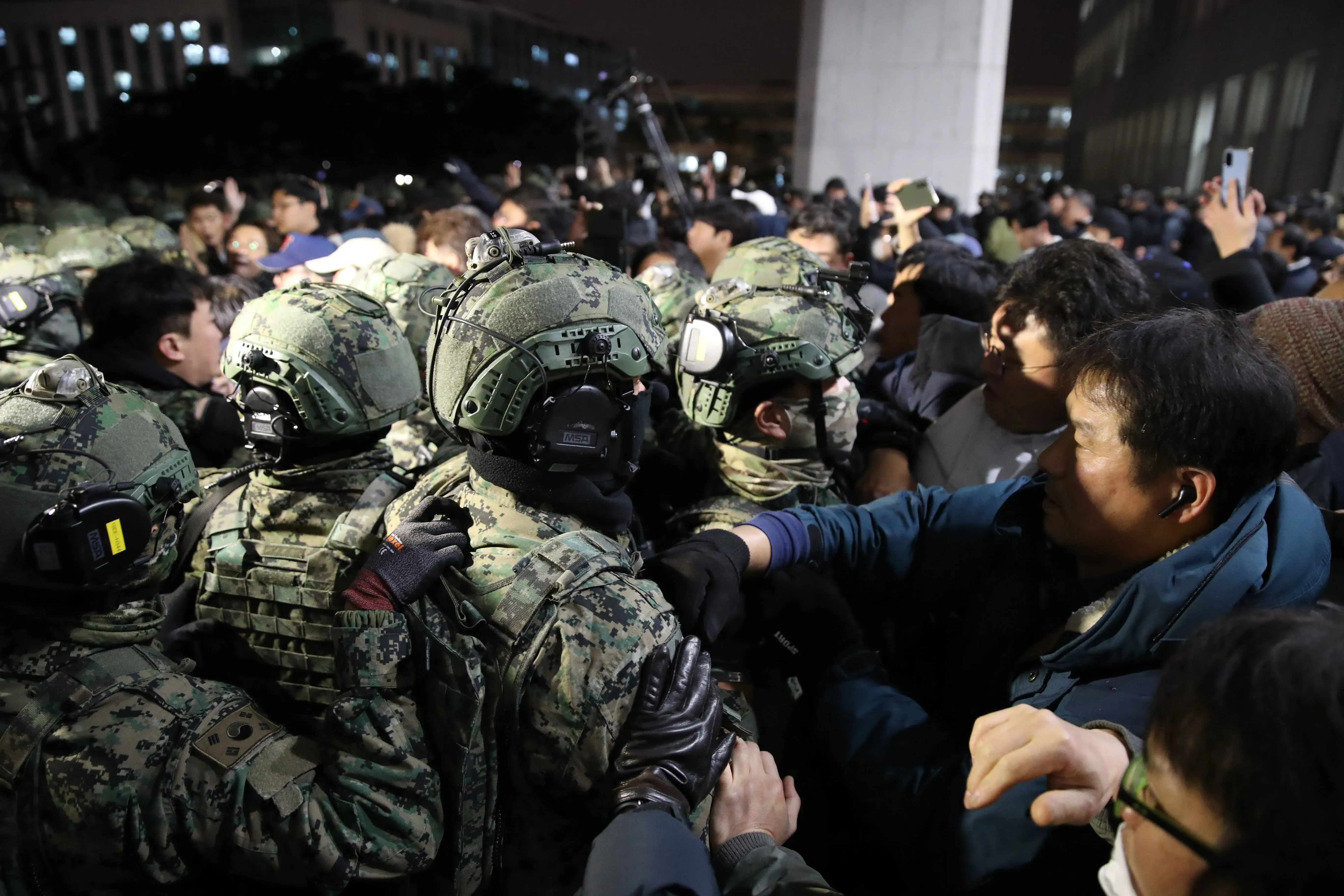 مواجهات بين قوات الأمن ومتظاهرين في سيول أثناء الاحتجاج على الأحكام العرفية التي أعلنها الرئيس السابق يون سوك يول.