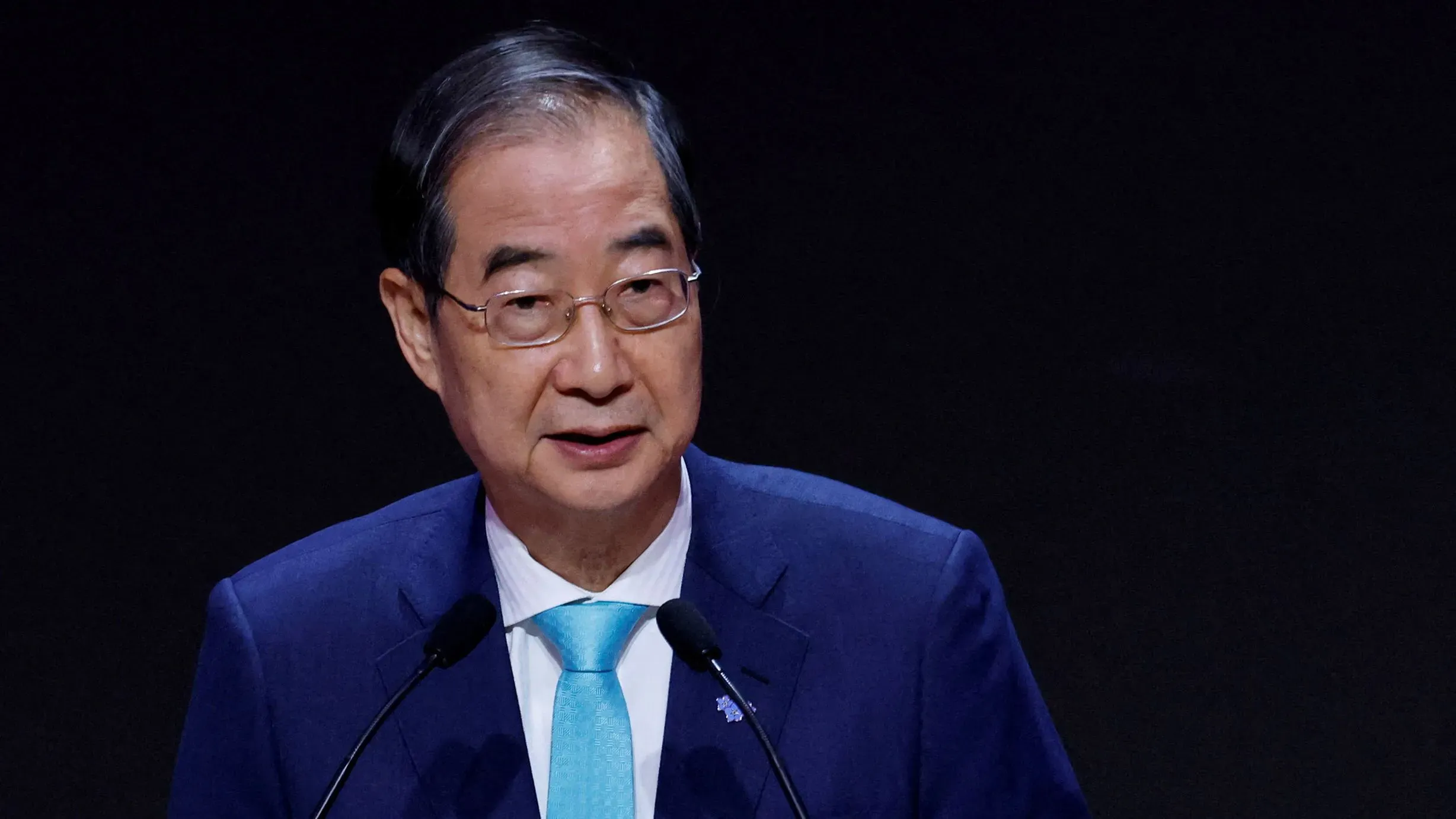 هان داك سو يتحدث في مؤتمر صحفي بعد قرار المحكمة الدستورية بإعادة صلاحياته كوزير أول في كوريا الجنوبية.