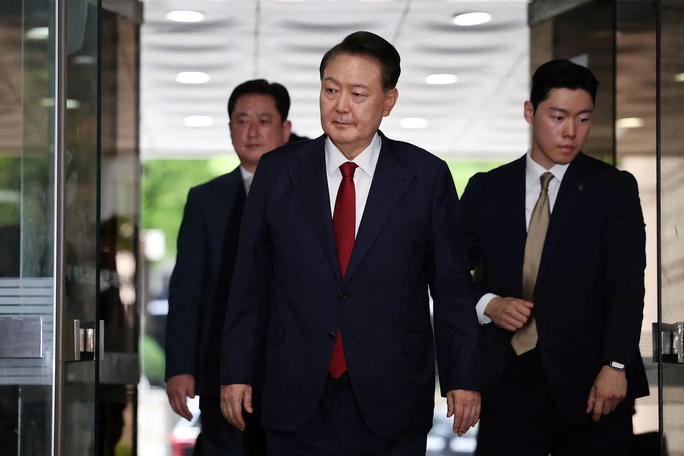 رئيس كوريا الجنوبية السابق يون سوك يول يغادر مركز الاحتجاز برفقة مستشارين، مع علامات على مقاومته لاستجواب المحققين.