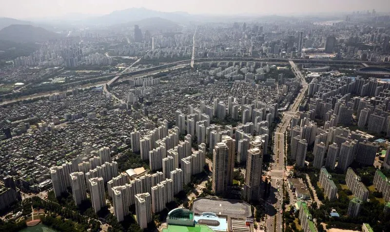 منظر جوي لحي جانجنام في سيول، يظهر الأبنية السكنية الكثيفة والمجمعات الحديثة، حيث يعيش الرئيس الكوري الجنوبي السابق يون سوك يول.