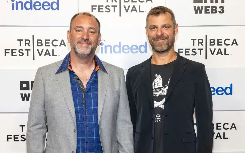 تري باركر ومات ستون، مبتكرا مسلسل "ساوث بارك"، يتحدثان في مهرجان تريبيكا، وسط أجواء من عدم اليقين حول حقوق البث.