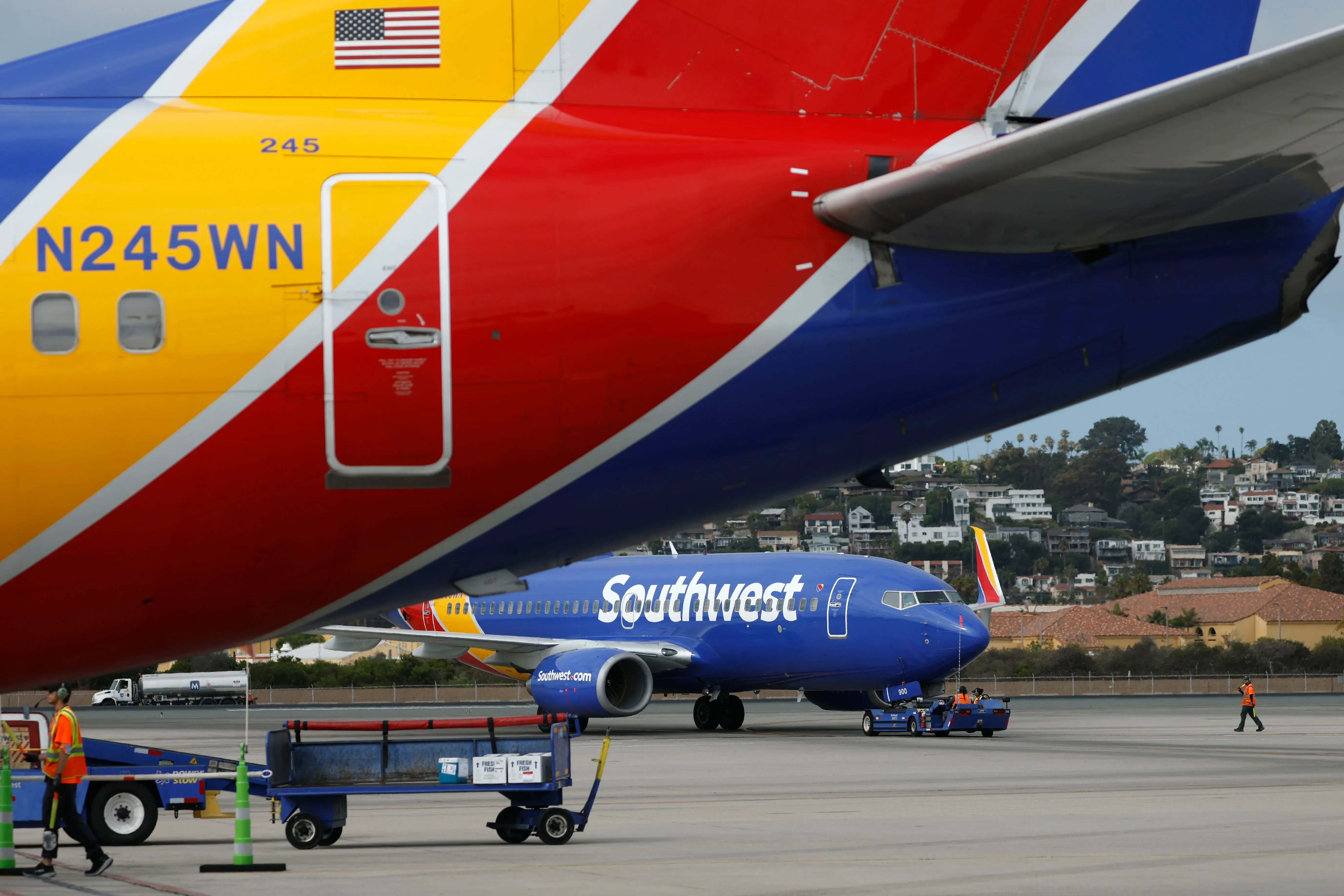 طائرة تابعة لشركة ساوث ويست الجوية على مدرج المطار، مع وجود طائرة أخرى في الخلفية، تظهر التغييرات الجديدة في سياسة المقاعد.
