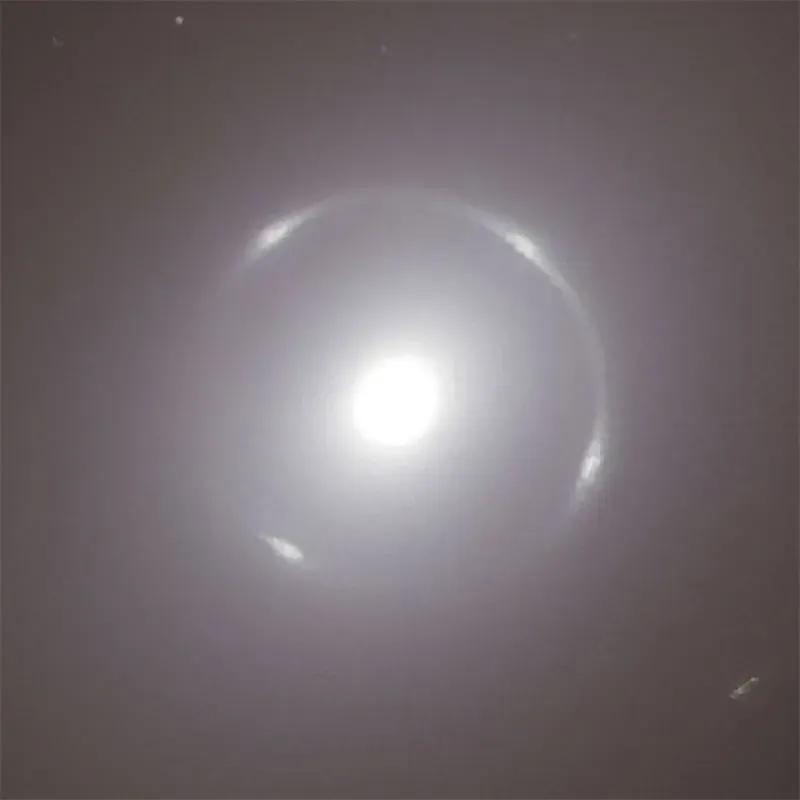 حلقة أينشتاين نادرة تظهر حول المجرة NGC 6505، تم رصدها بواسطة تلسكوب إقليدس، توضح ظاهرة انحناء الضوء في الكون.