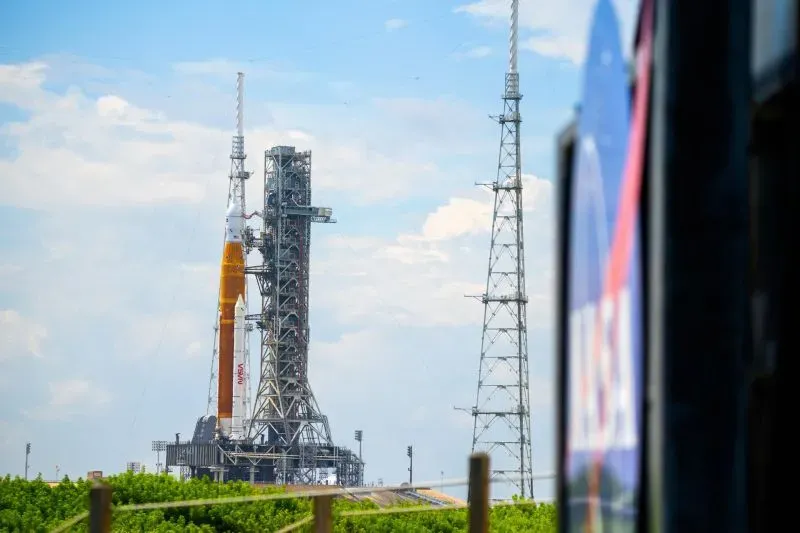 مركبة سبيس إكس ستارشيب محاطة بأبراج الإطلاق في بوكا تشيكا، تكساس، استعدادًا للرحلة التجريبية التاسعة بعد الحوادث السابقة.