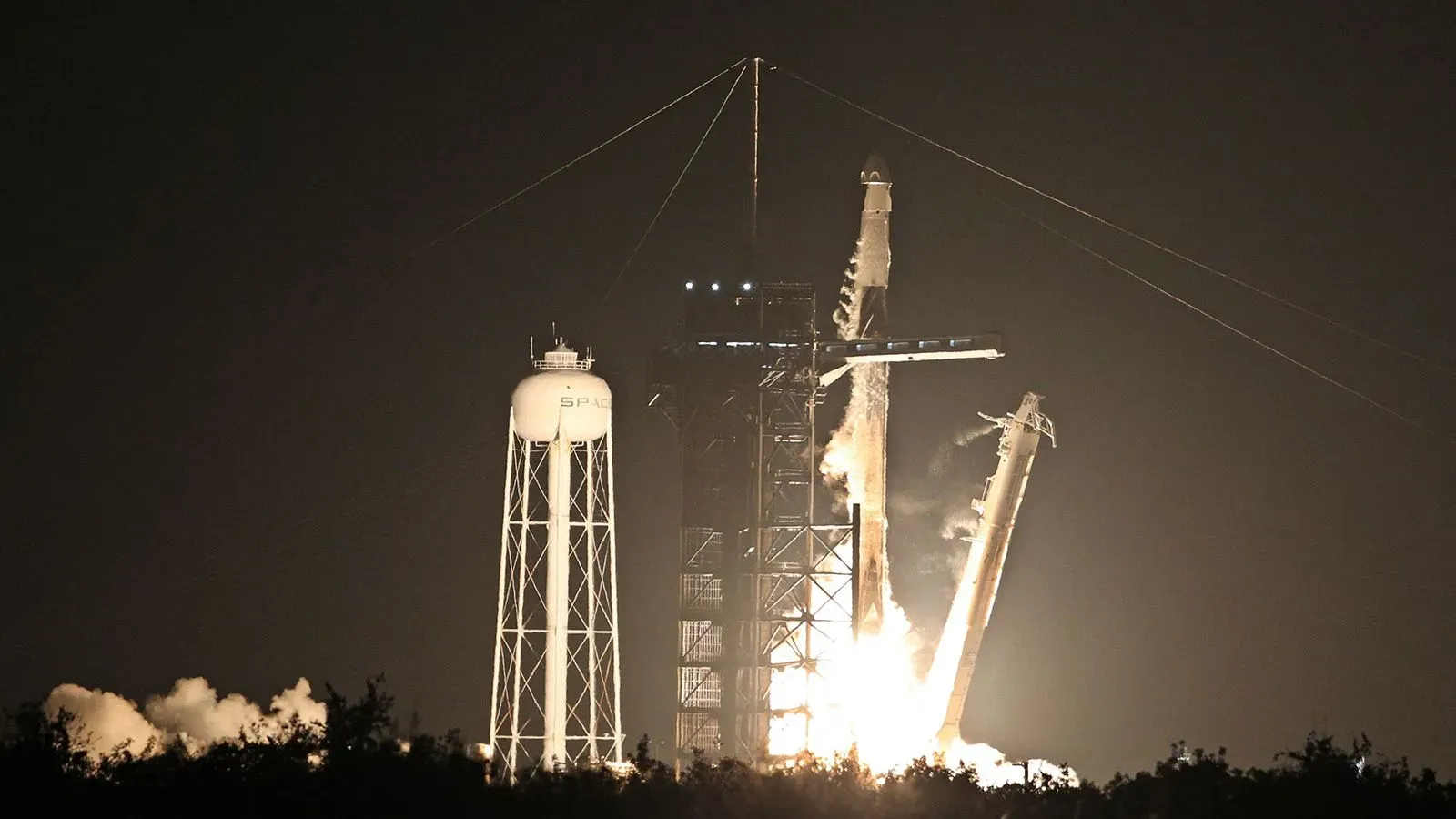إطلاق صاروخ فالكون 9 التابع لشركة سبيس إكس لمهمة Fram2، حيث تنطلق مركبة كرو دراغون نحو مدار قطبي، محملة بملياردير وعلماء.