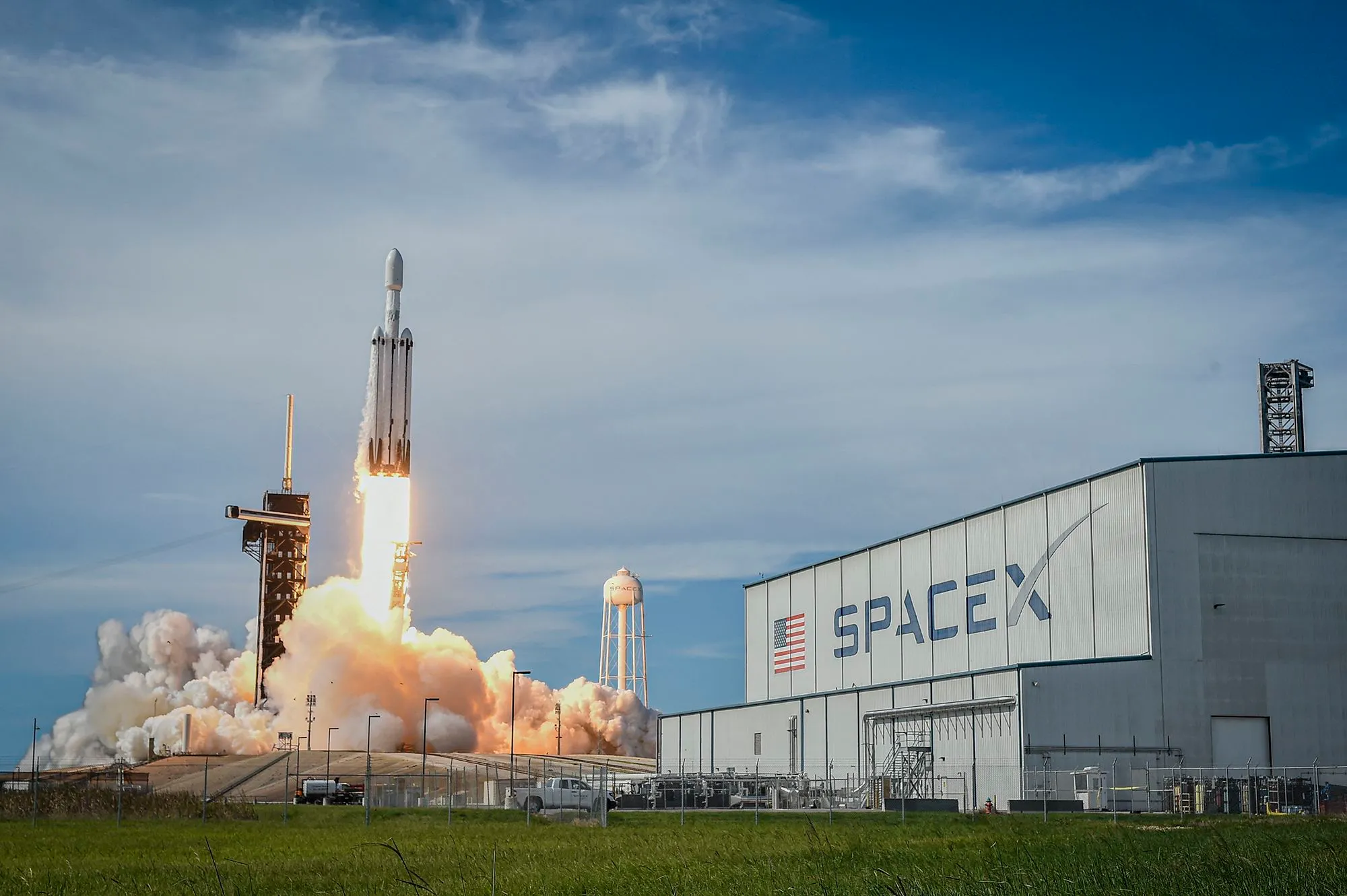 إطلاق صاروخ SpaceX من منصة الإطلاق، مع ظهور مبنى الشركة في الخلفية، في إطار استعدادات الطرح العام الأولي بقيمة 75 مليار دولار.