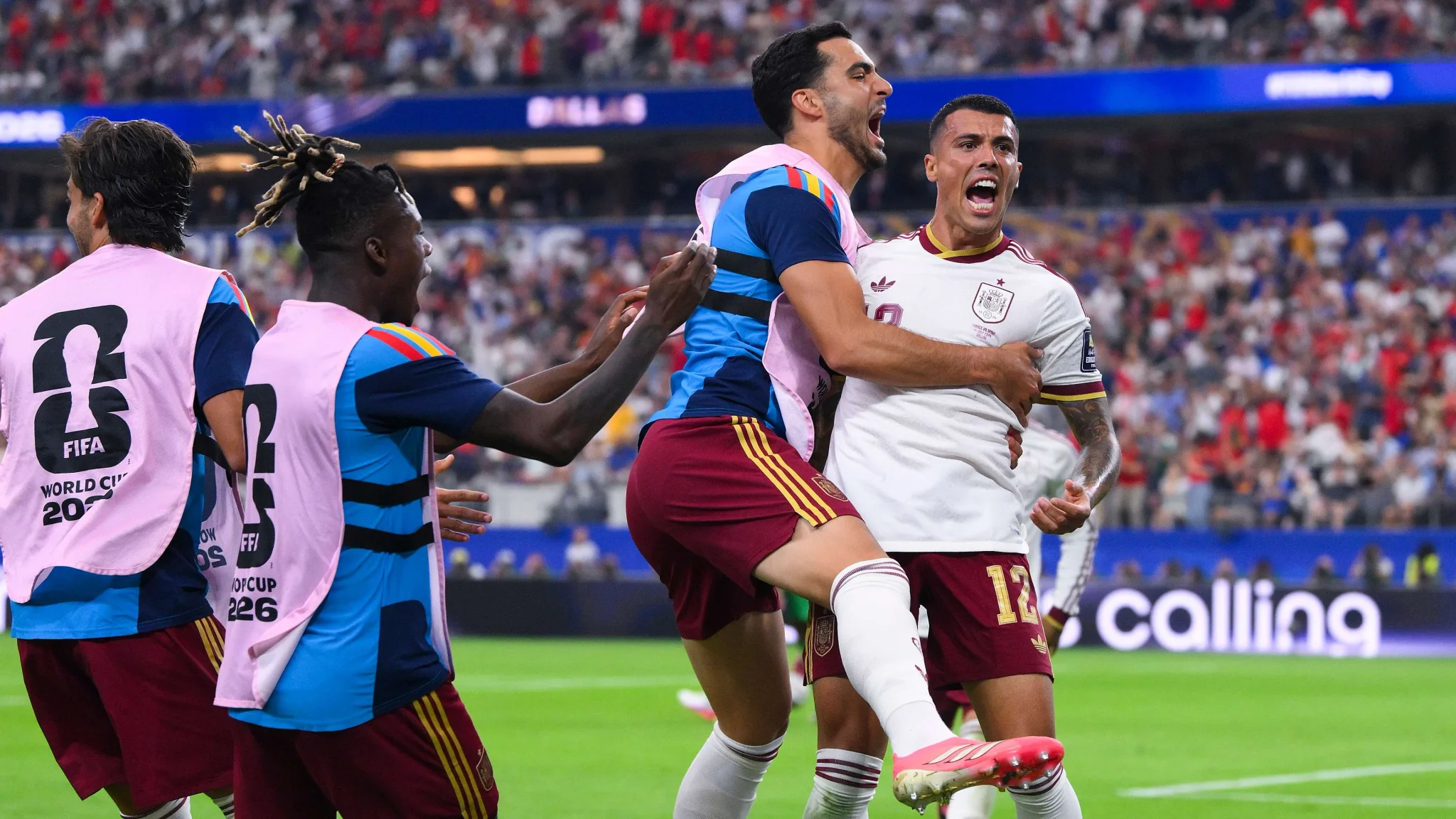 لاعبو منتخب إسبانيا لكرة القدم يحتفلون بحماس بعد تسجيل هدف في كأس العالم 2026، معبرة عن هيمنة الفريق وأسلوب لعبه المتقن.