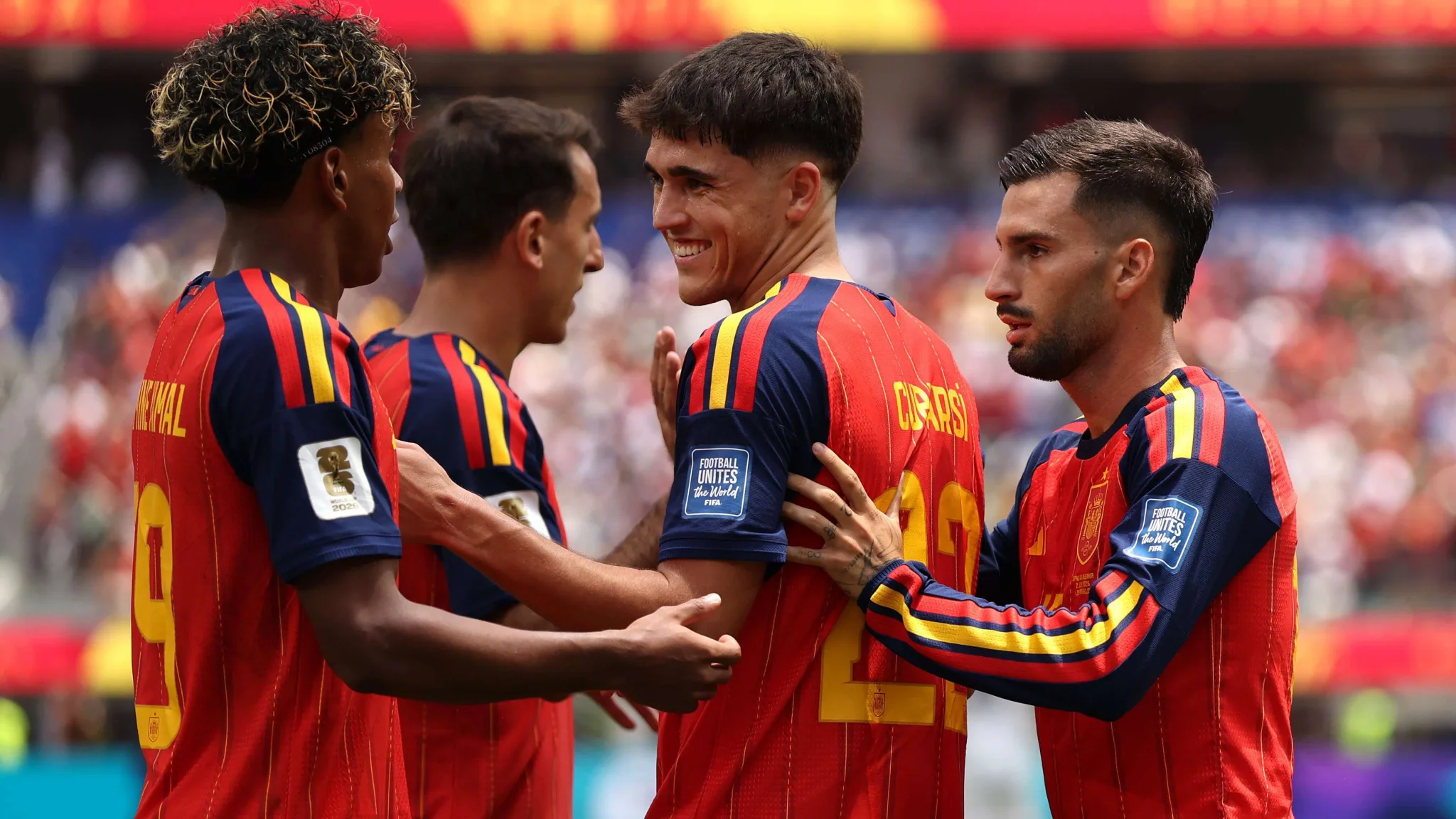 لاعبو منتخب إسبانيا لكرة القدم يحتفلون معًا خلال كأس العالم 2026، مع التركيز على روح الفريق والتكتيك المتقن الذي يميزهم.