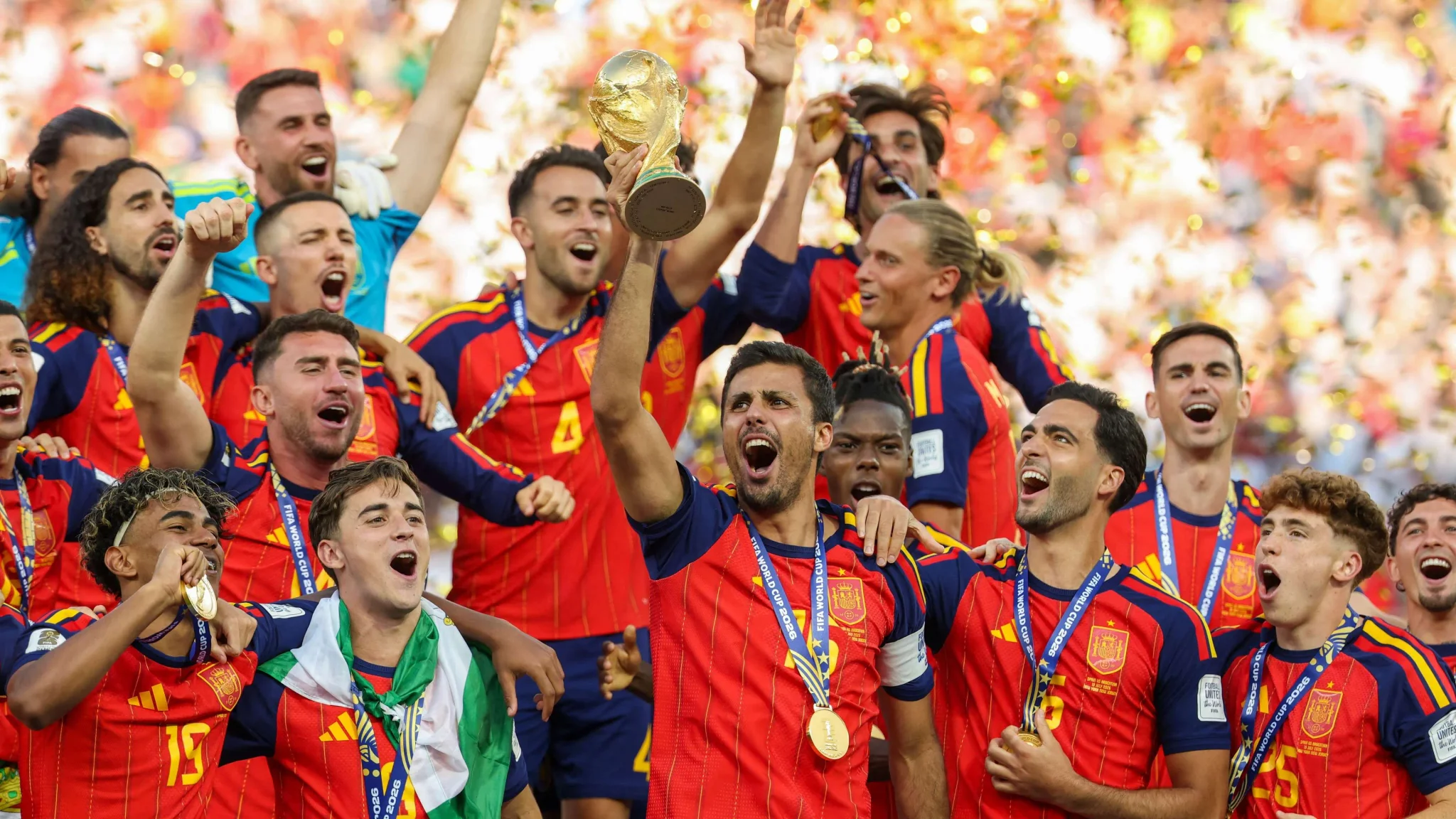 لاعبو منتخب إسبانيا لكرة القدم يحتفلون بحمل كأس العالم 2026 وسط فرحة الجماهير، مؤكدين هيمنتهم وكأسهم العالمي الجديد.