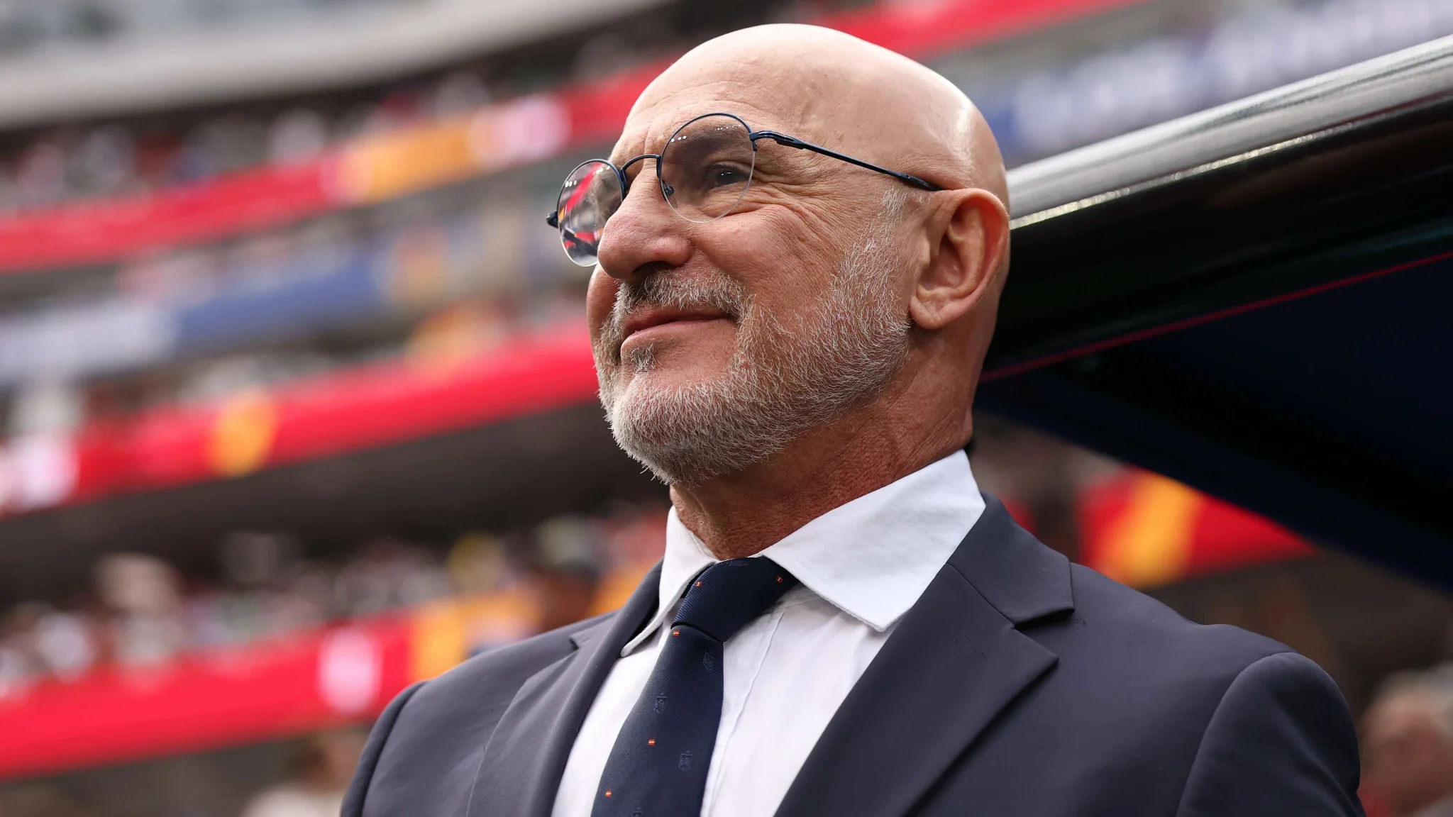 لويس دي لا فوينتي مدرب منتخب إسبانيا لكرة القدم يظهر بثقة خلال مباراة كأس العالم، مع تركيز على قيادته للفريق نحو التأهل لدور الستة عشر.