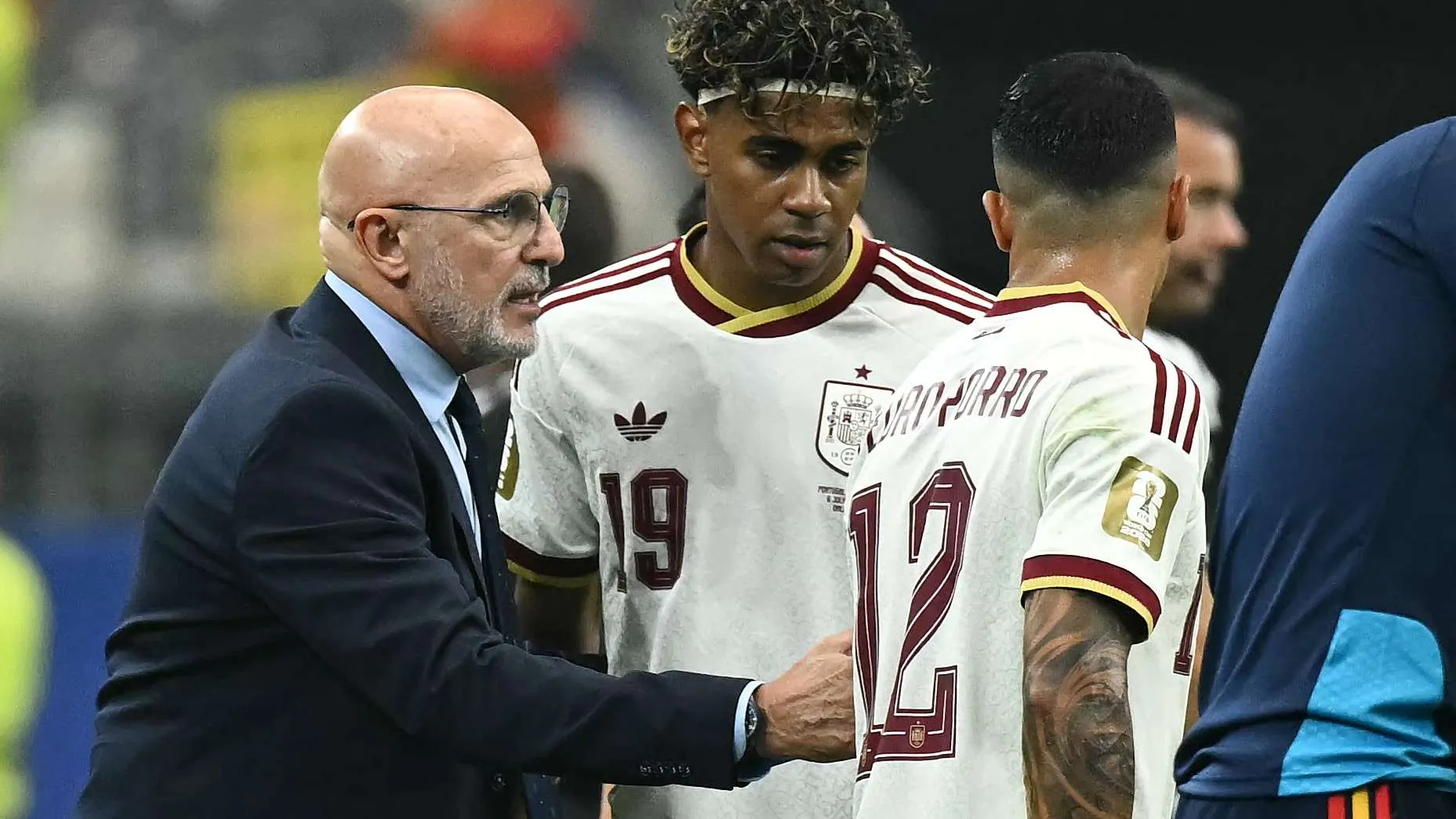 مدرب منتخب إسبانيا يوجه تعليمات للاعبين خلال مباراة كأس العالم، مع التركيز على التكتيك الدفاعي والهجومي للفريق.