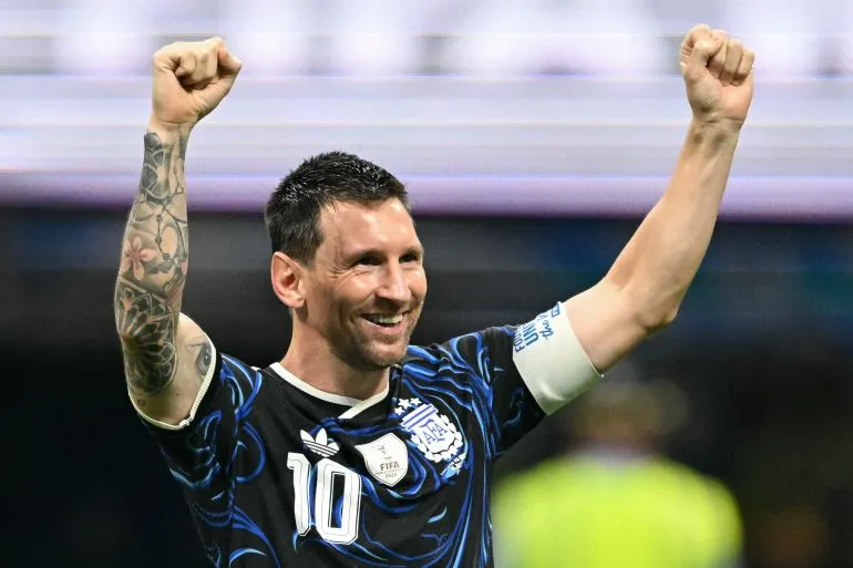 ليونيل ميسي يرفع يديه مبتسمًا بفخر خلال نهائي كأس العالم 2026 بين الأرجنتين وإسبانيا في نيو جيرسي.
