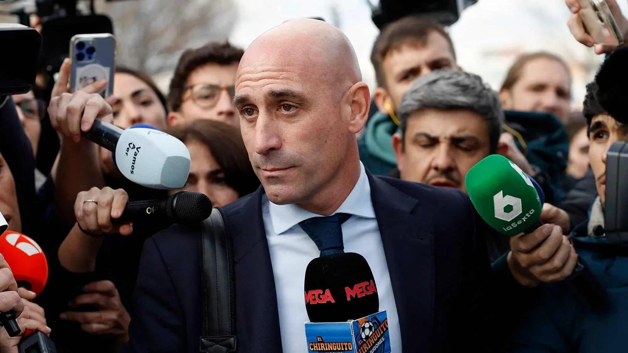 لويس روبياليس، الرئيس السابق لاتحاد كرة القدم الإسباني، يتحدث أمام حشد من الصحفيين بعد إدانته بالاعتداء الجنسي.