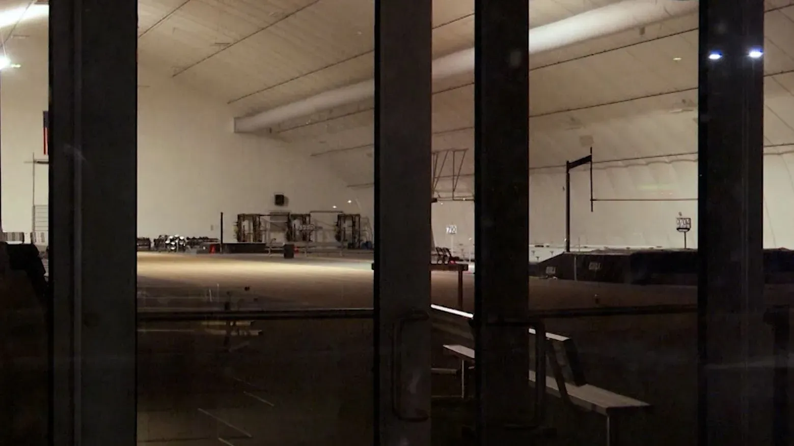 صورة لمضمار وميدان مغلق في جامعة كولورادو سبرينغز، حيث حدث حادث مأساوي أثناء مسابقة رمي المطرقة.