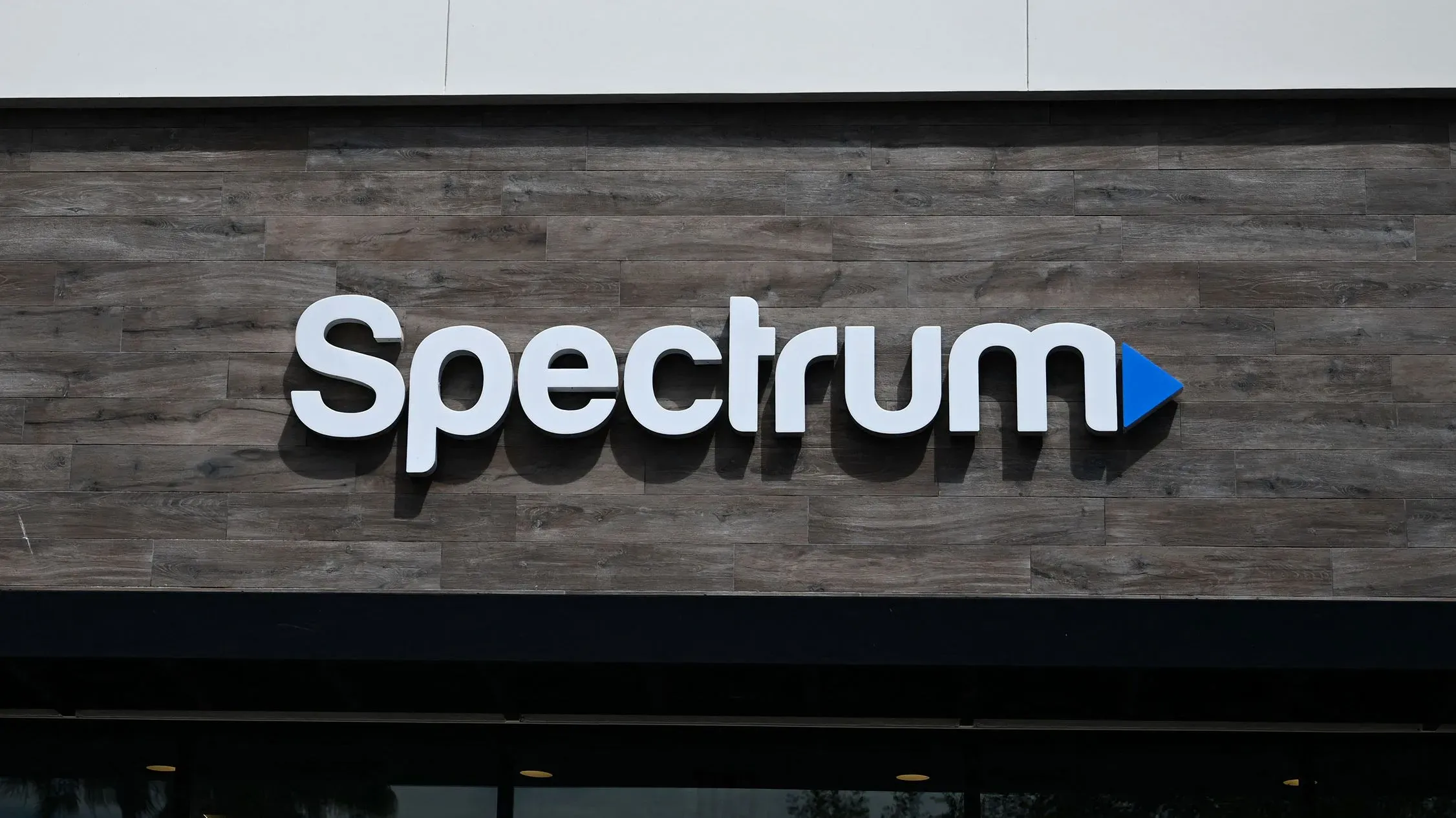 شعار شركة Spectrum على واجهة متجر، يعكس انقطاع خدمات الإنترنت بسبب أعمال تخريبية في لوس أنجلوس.