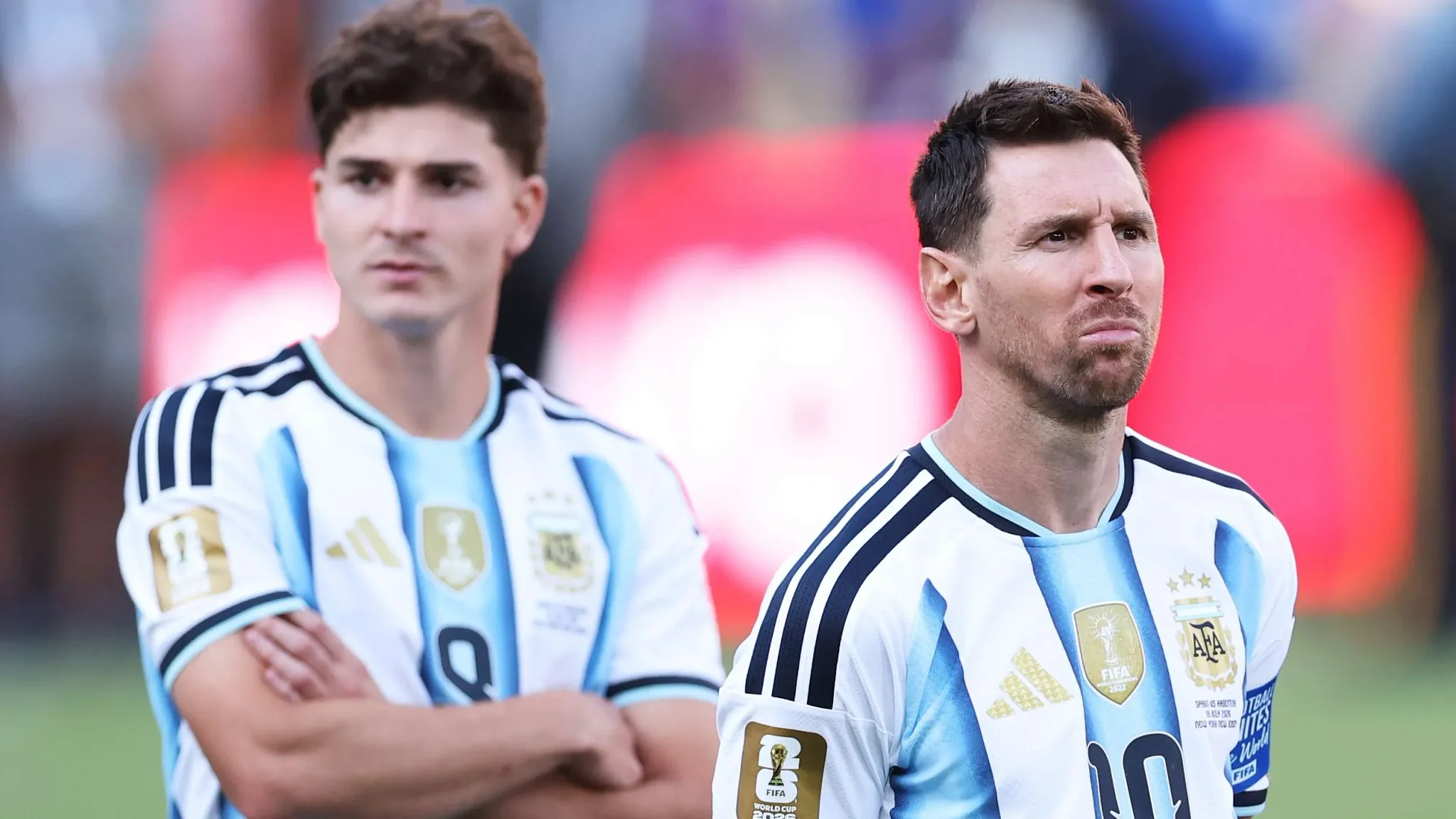 ليونيل ميسي وزميله من المنتخب الأرجنتيني يظهران بحزن بعد خسارة نهائي كأس العالم 2022 أمام إسبانيا.