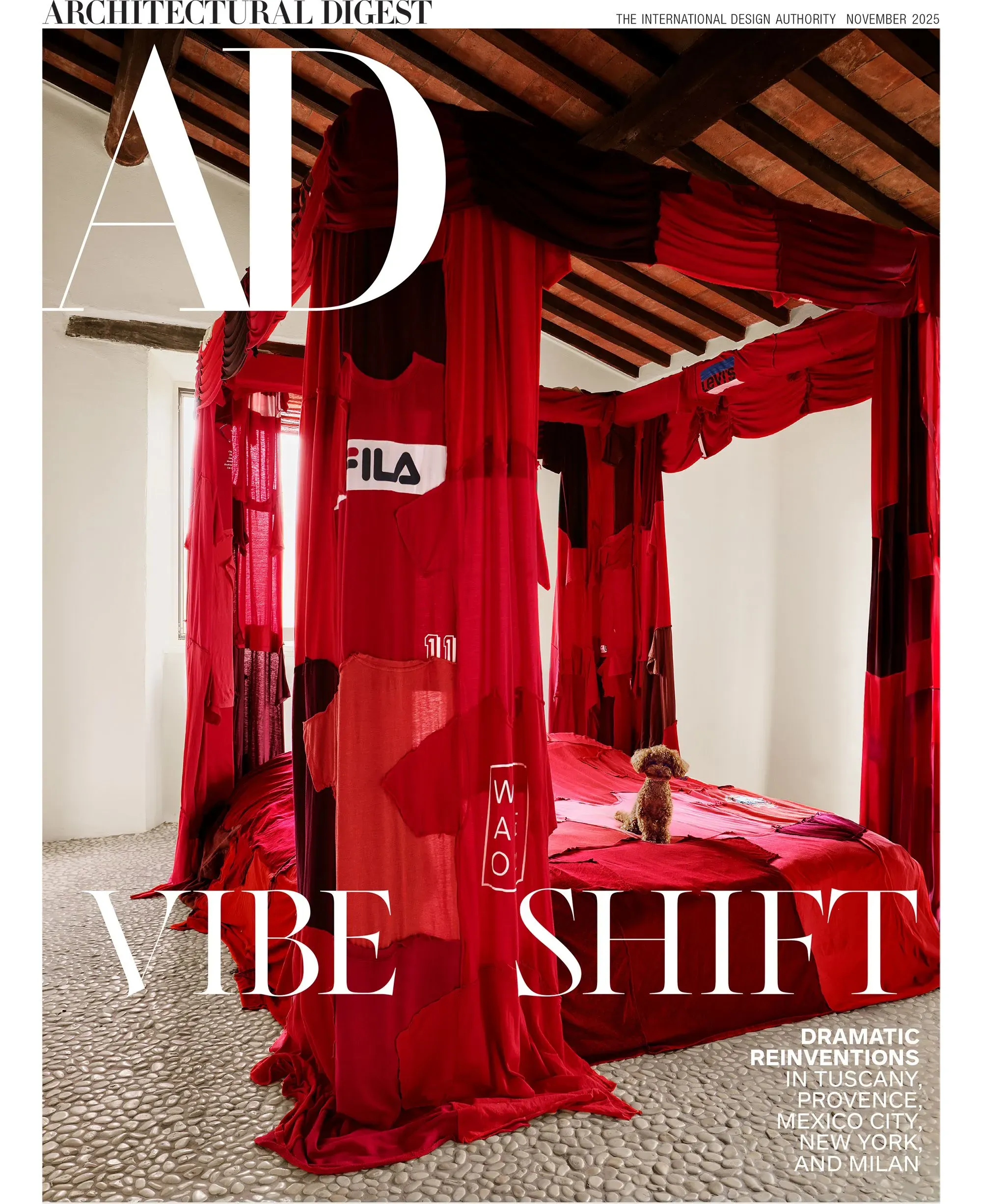 تصوير لسرير مزين بستائر حمراء من قماش خفيف، مع وسائد وأباجورات أنيقة، يعكس تصميم داخلي فخم يدمج بين الطراز الجورجي واللمسات الحديثة.