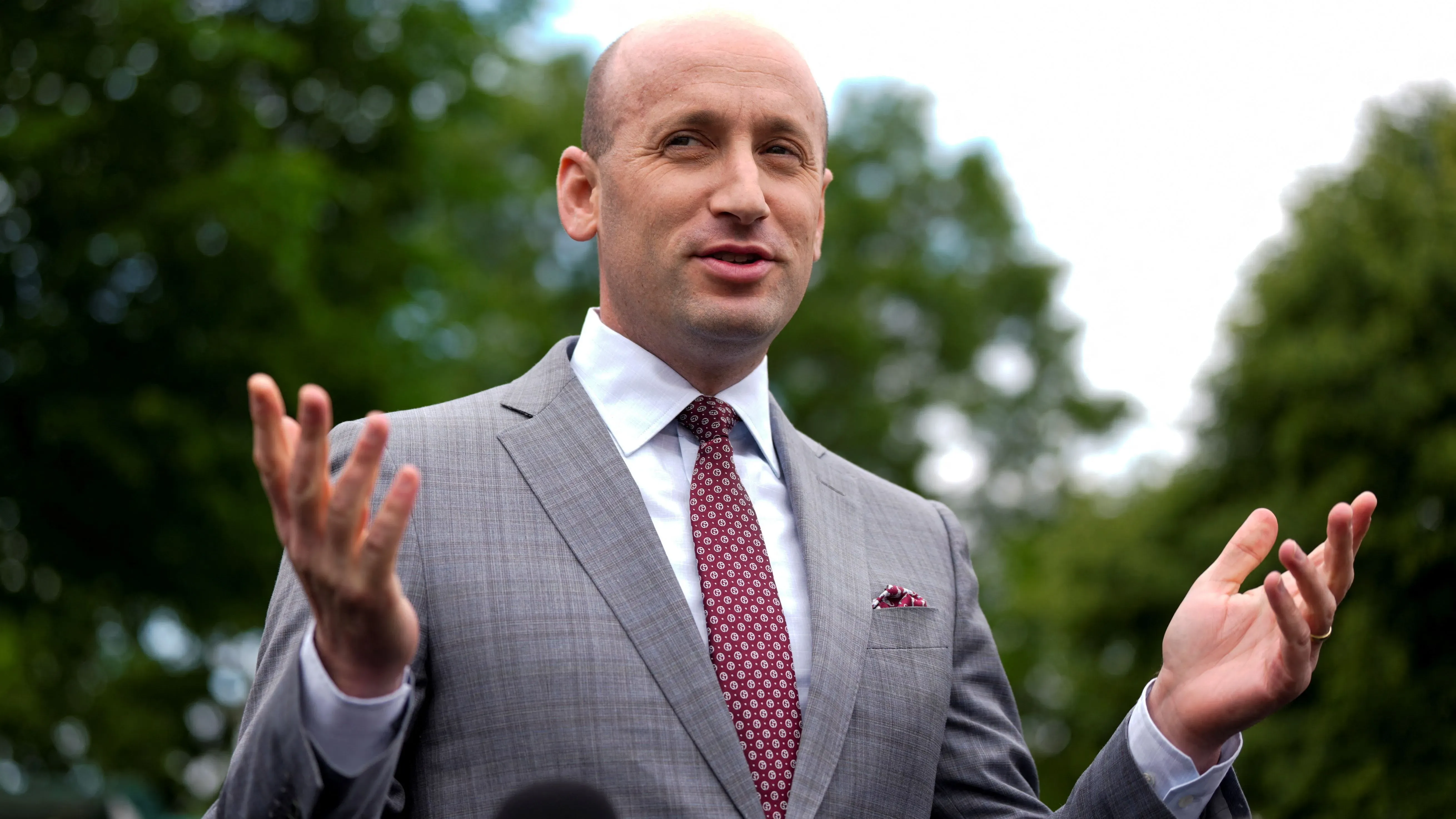 ستيفن ميلر، نائب كبير موظفي البيت الأبيض، يتحدث للصحفيين عن إمكانية تعليق أمر الإحضار أمام المحكمة في سياق قضايا الهجرة.