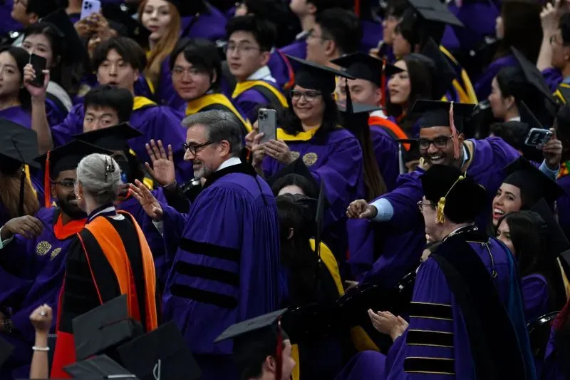 حفل تخرج في جامعة نورث وسترن 2025، حيث يرقص الخريجون في أجواء احتفالية، مع تفاعل الحضور وتوثيق اللحظة عبر الهواتف.