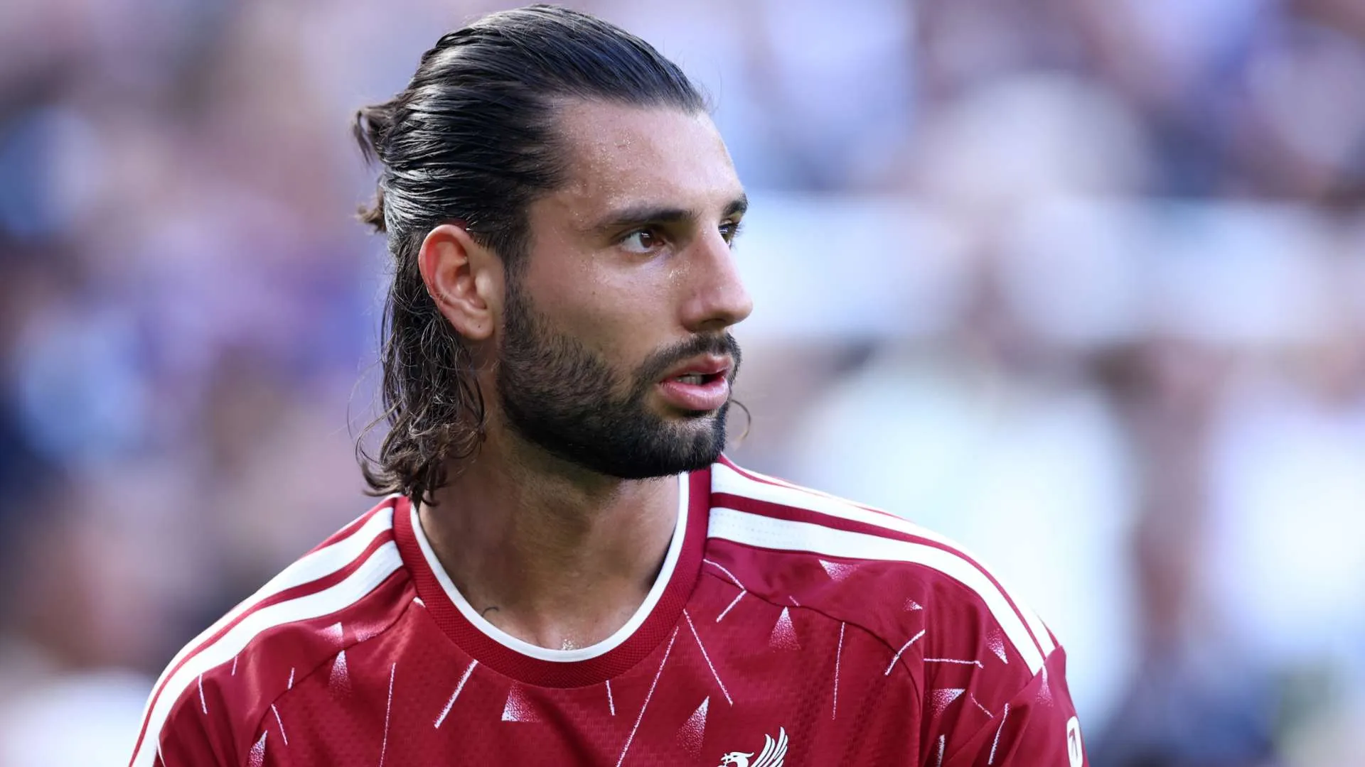 دومينيك سزوبوسلاي لاعب وسط ليفربول يرتدي القميص الأحمر برقم 8، رمز القيادة والصعود في أنفيلد.