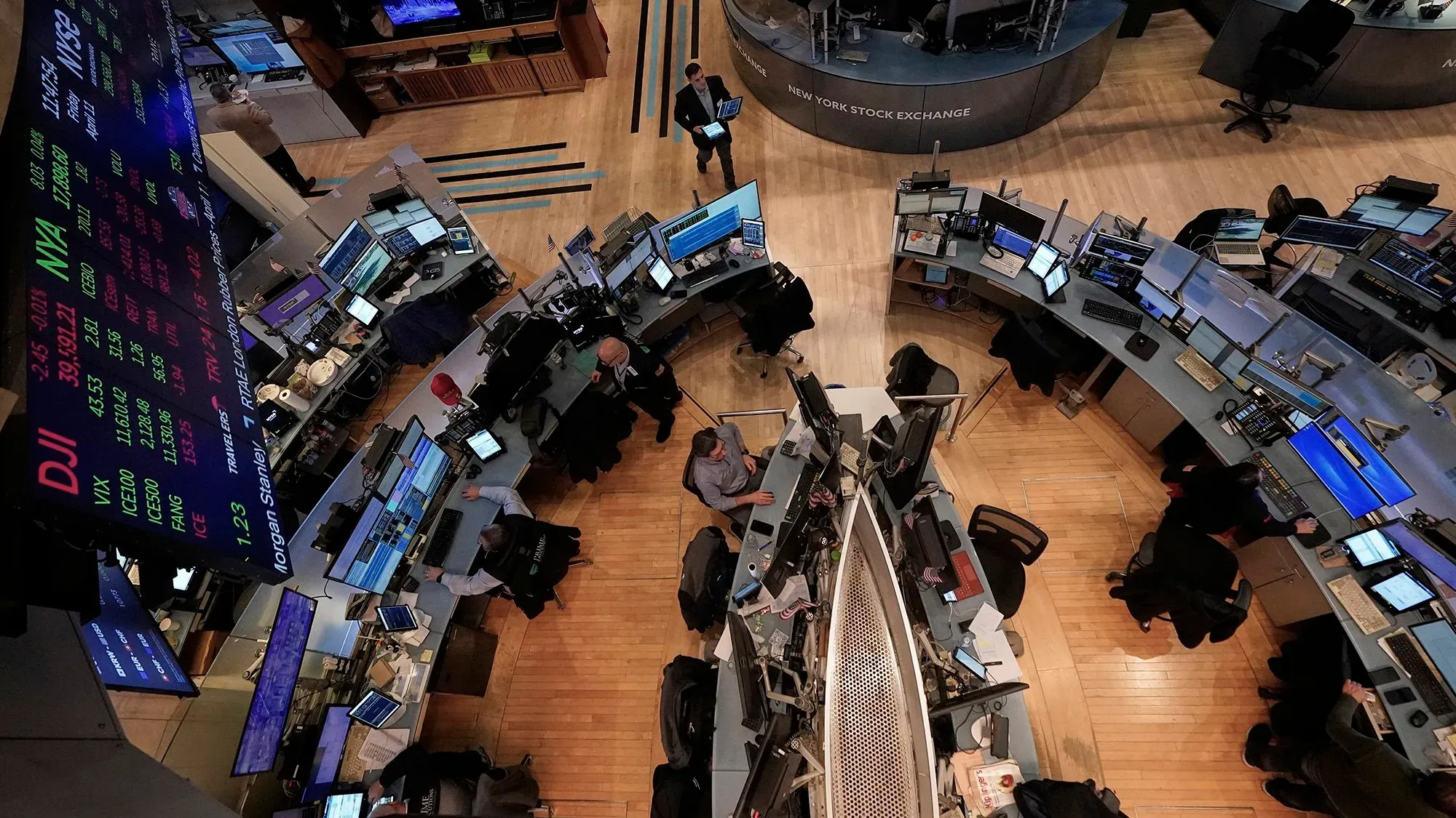 ارتفاع الأسهم في بورصة نيويورك، حيث يظهر المتداولون يعملون أمام شاشات تعرض أسعار الأسهم، في ظل تأثير الإعفاءات من الرسوم الجمركية.