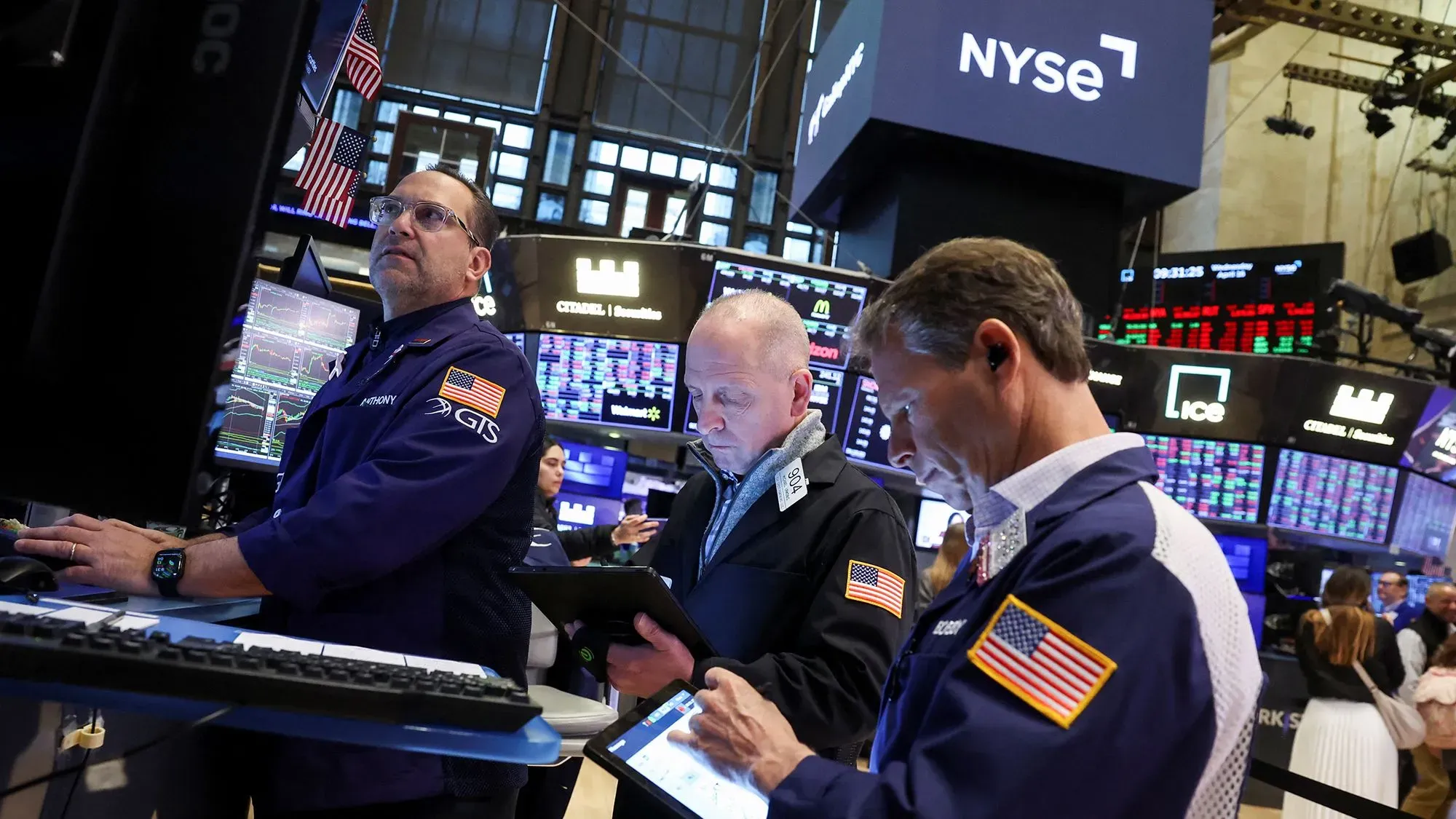 متداولون في بورصة نيويورك يتابعون السوق وسط تراجع الأسهم الأمريكية بسبب المخاوف من الرسوم الجمركية والحرب التجارية مع الصين.