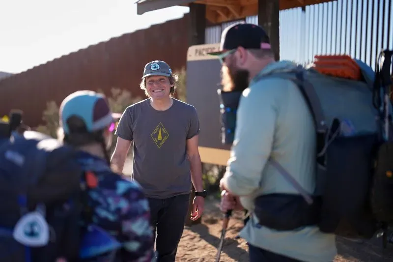 إريك كيبرمان يستقبل مجموعة من المتنزهين عند بداية مسار باسيفيك كريست، موضحًا التحديات المرتبطة بالرحلة.