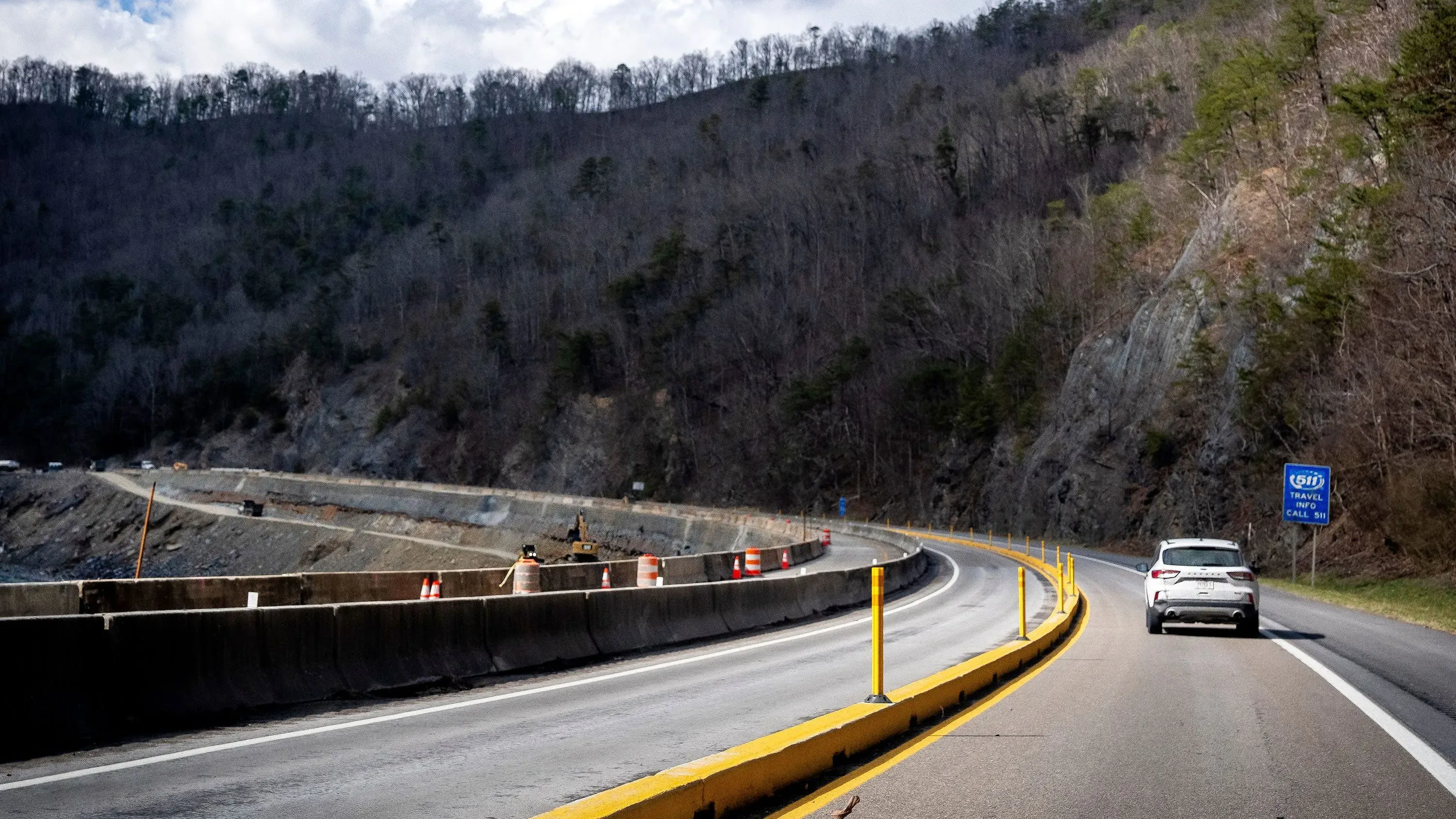 إعادة فتح جزء من الطريق السريع I-40 في نورث كارولينا بعد إعصار هيلين، مع وجود حواجز خرسانية وأعمال بناء نشطة.