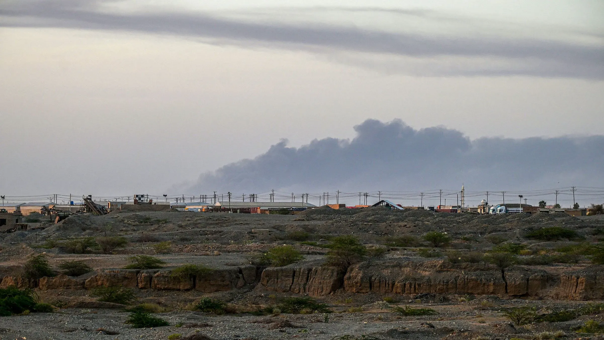 دخان يتصاعد فوق قاعدة جوية في بورتسودان بعد هجوم بطائرة مسيرة نفذته قوات الدعم السريع، في تصعيد للصراع المستمر في السودان.