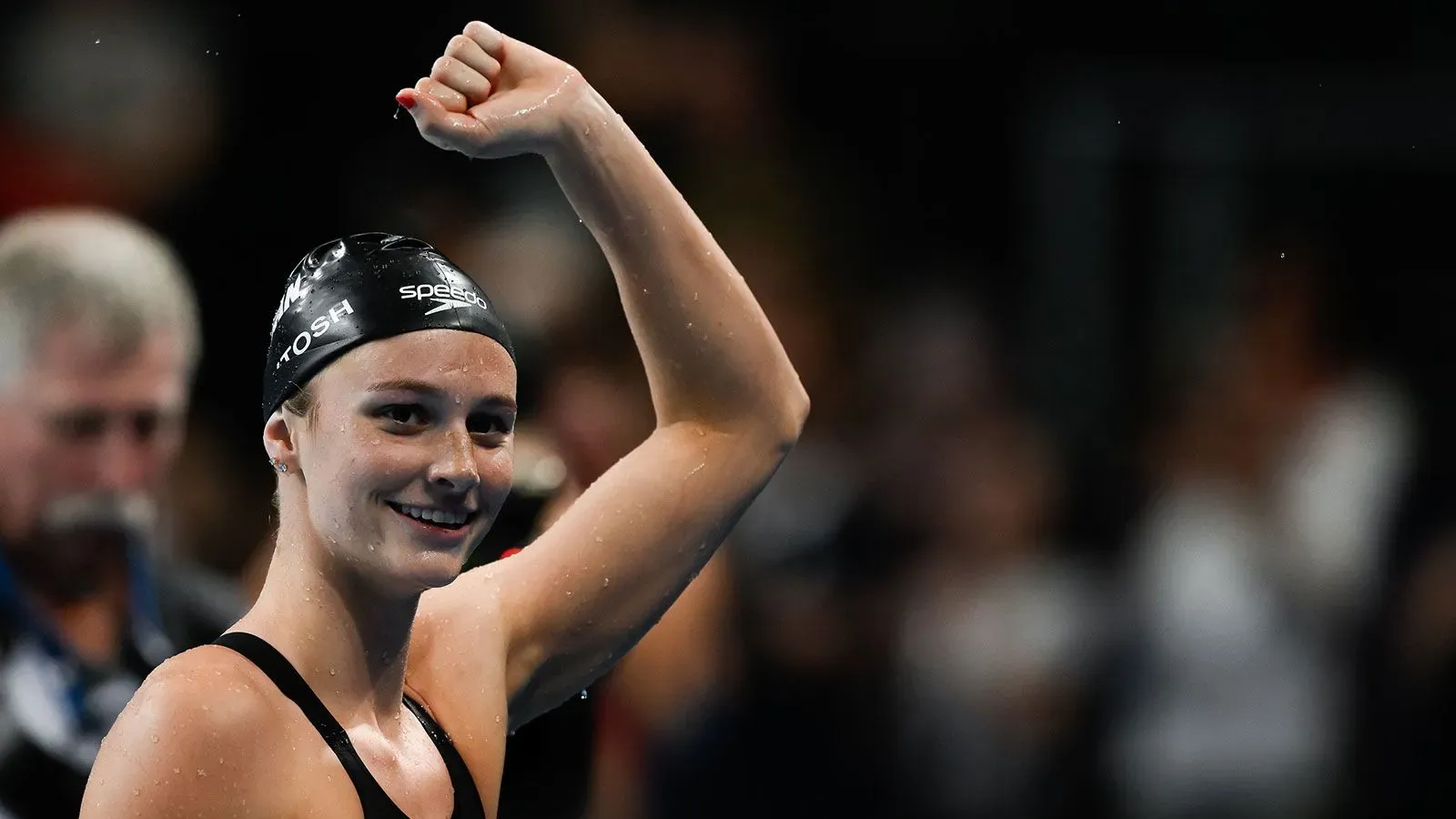 سمر ماكينتوش ترفع يدها بفخر بعد تحطيم الرقم القياسي العالمي لسباق 200 متر فردي متنوع في التجارب الكندية للسباحة.