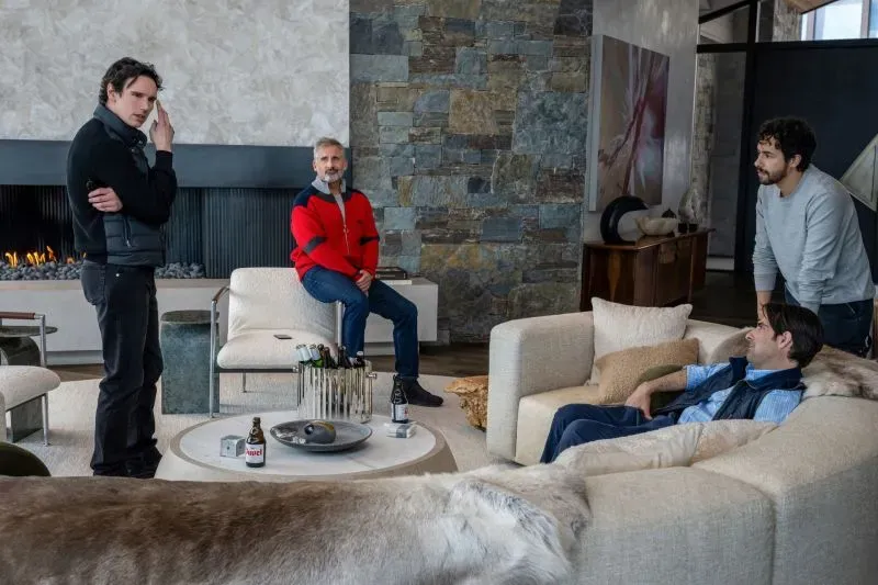 مشهد من فيلم "ماونتن هيد" يظهر مجموعة من الرجال في غرفة معيشة أنيقة، يتبادلون النقاشات حول الأزمات الاقتصادية.